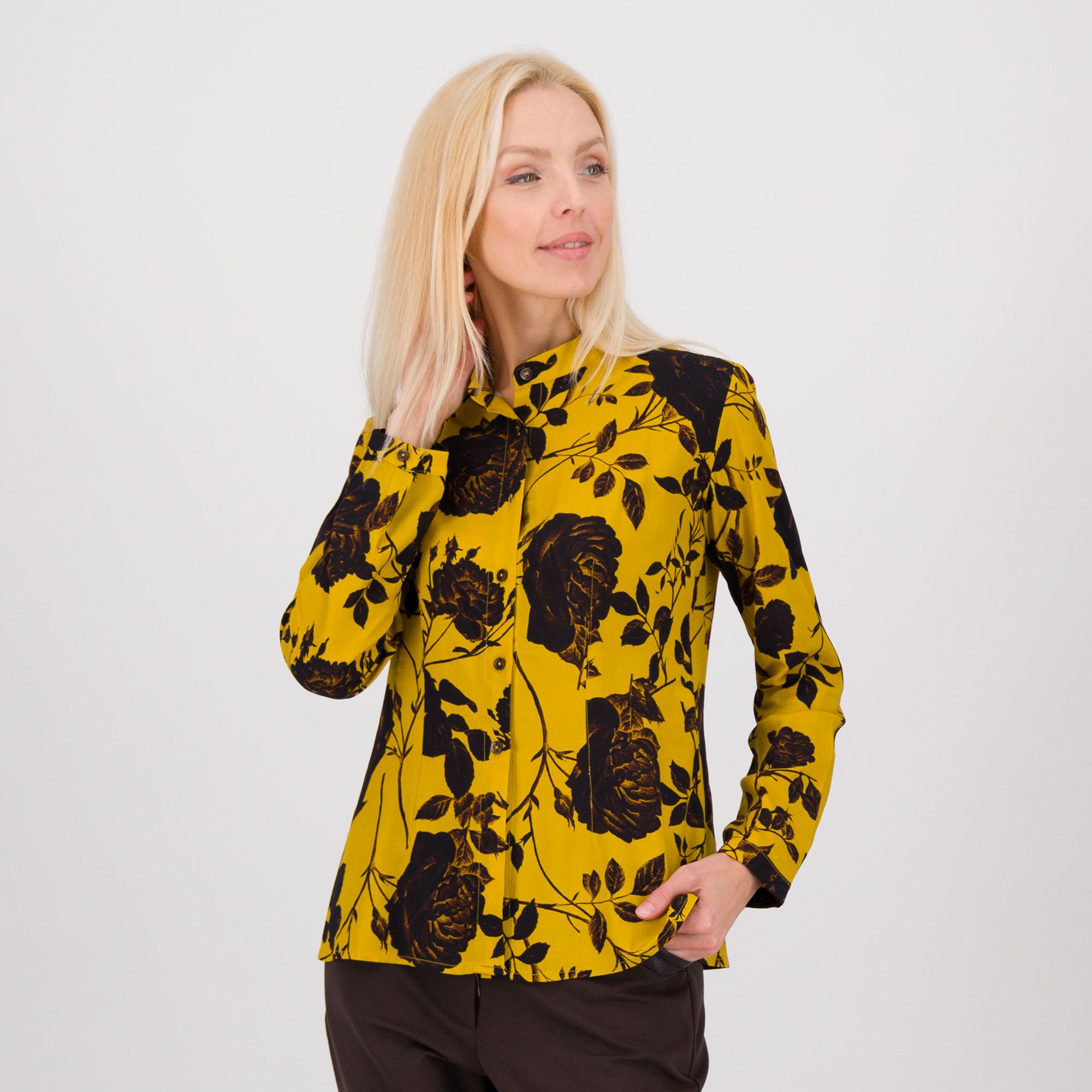 M’ama
Camicia fantasia rose
a maniche lunghe
in mussola di viscosa