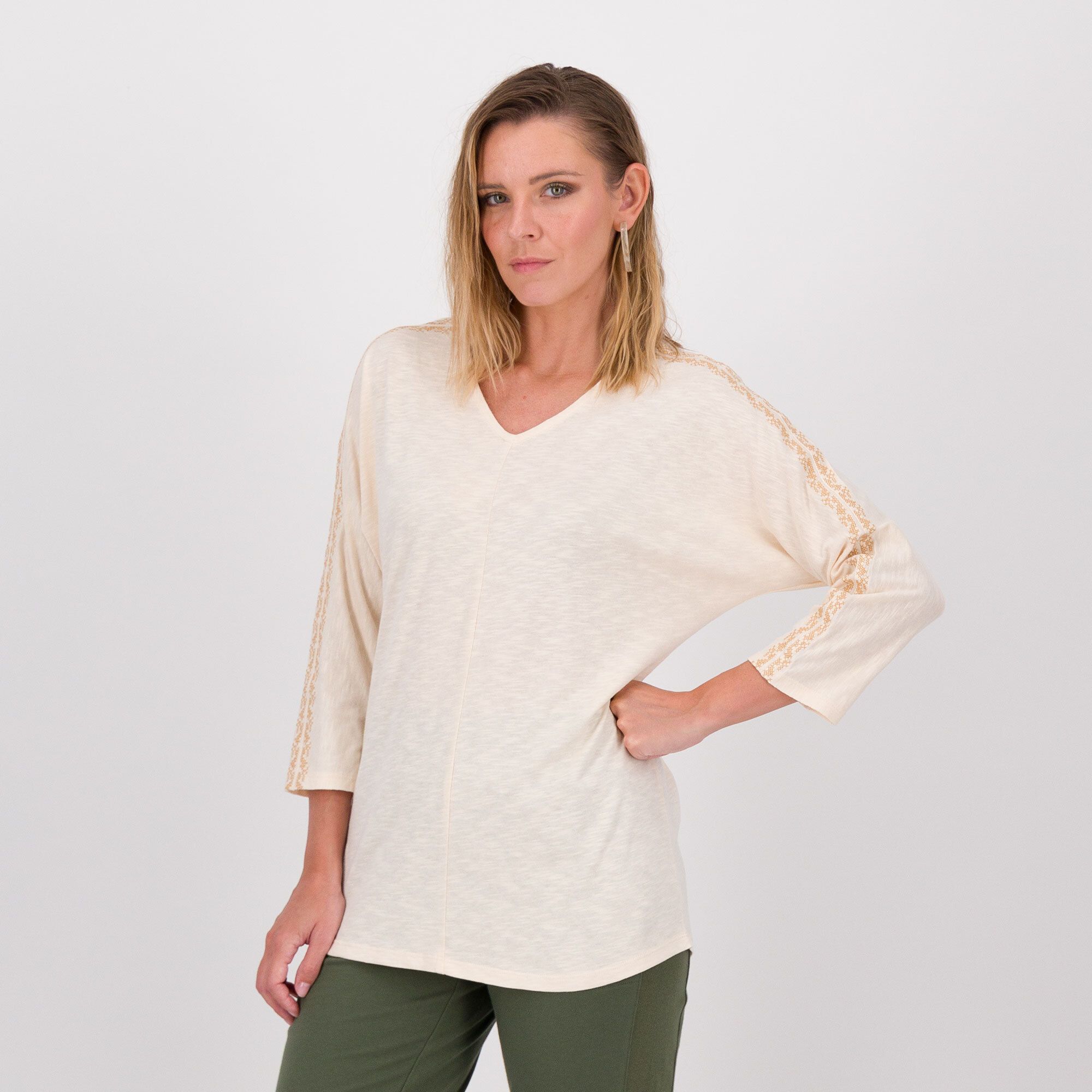 Denim & Co
Maglia con manica
3/4, scollo a V e
ricamo