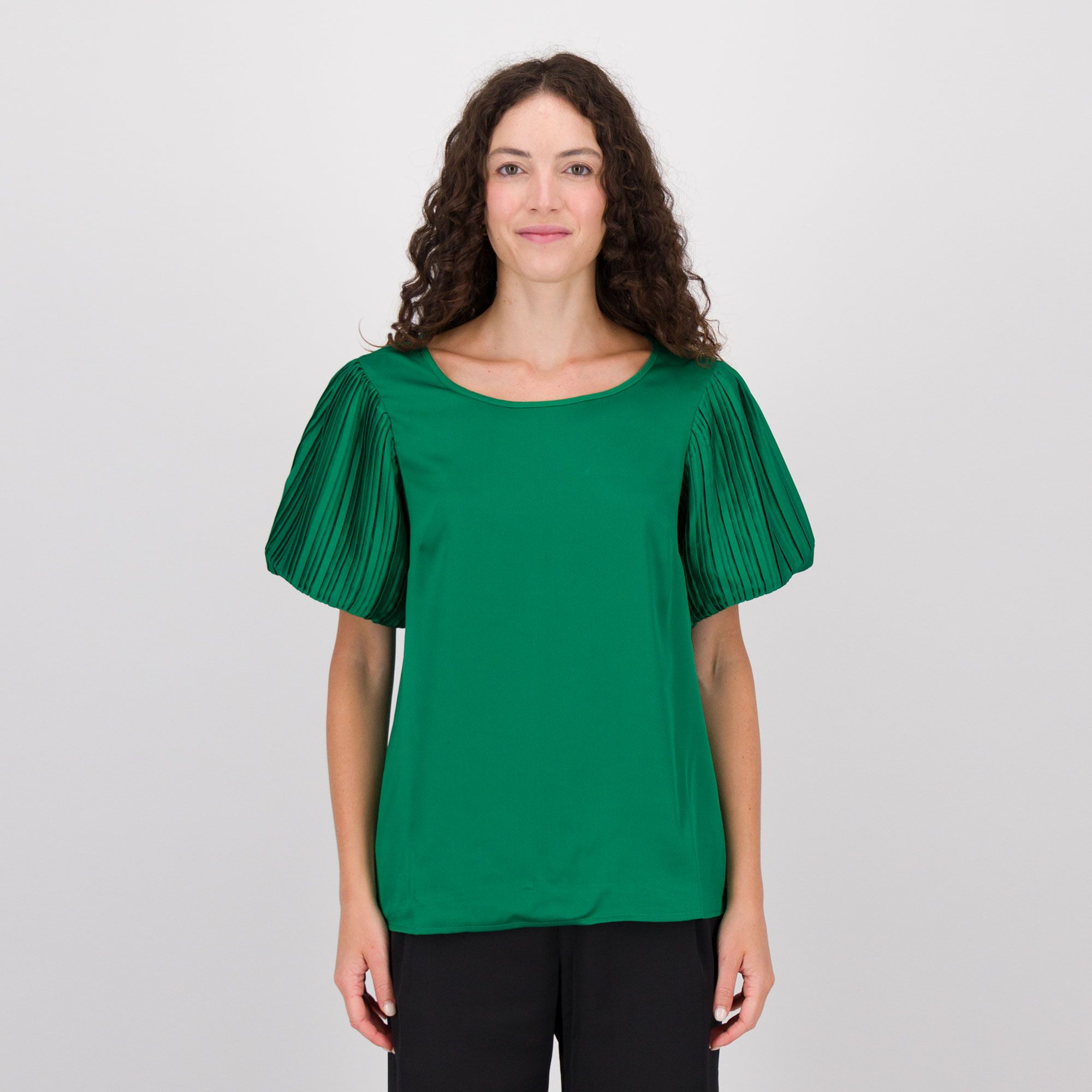 Nina Leonard
Maglia in raso
con maniche corte
a sbuffo