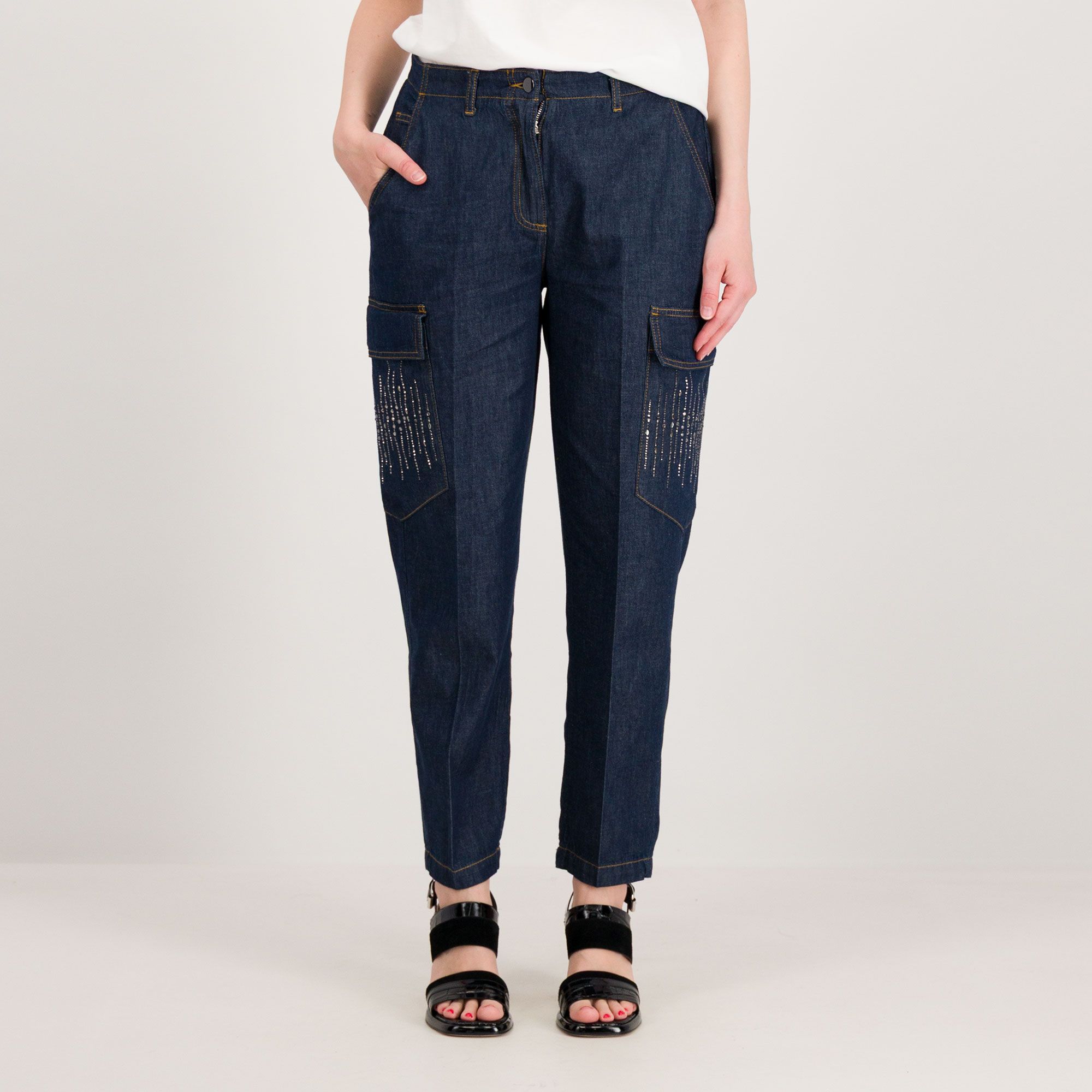 Oltre
Jeans cargo
con strass
e impunture