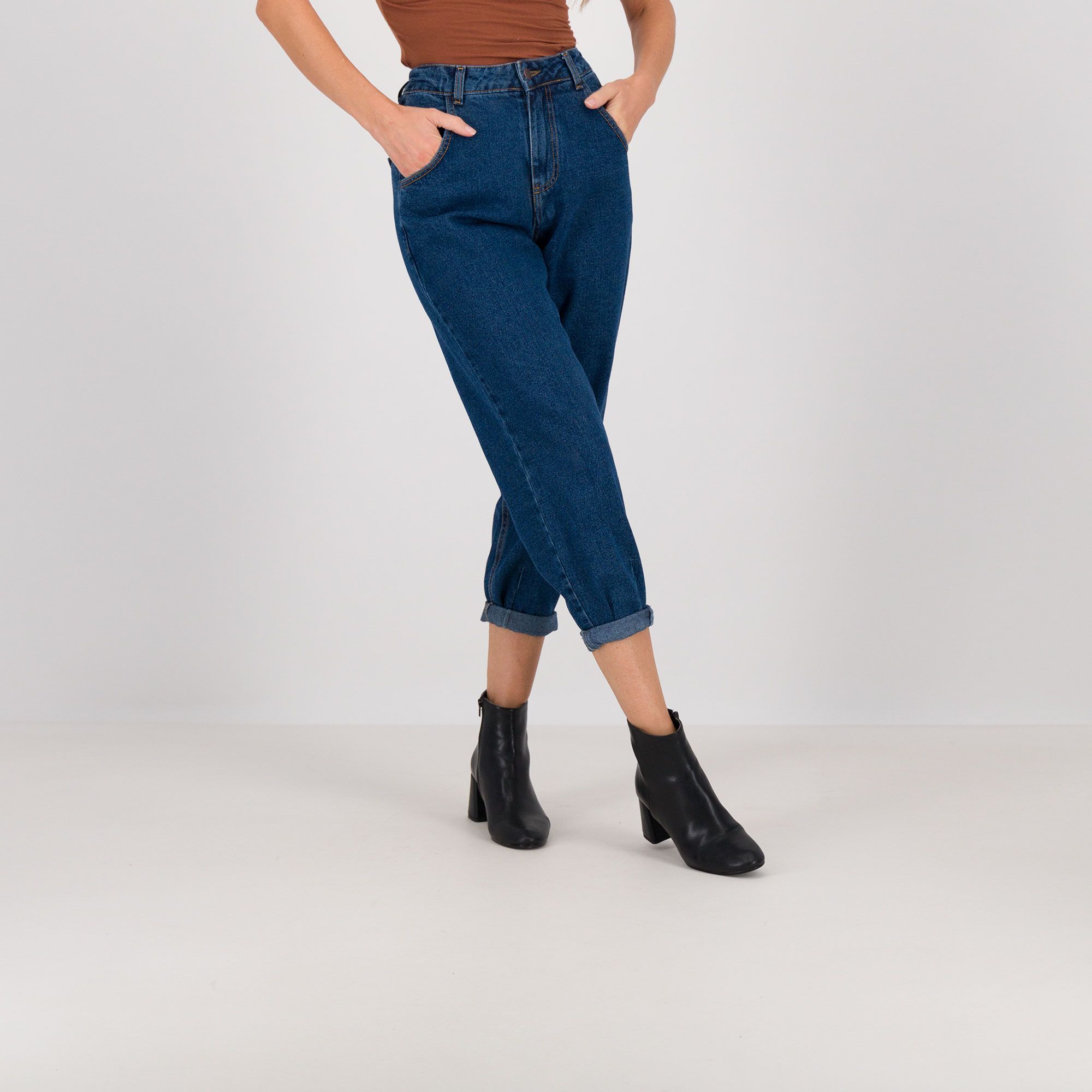 LUCREZIA SCIORTINO
Jeans 5 tasche
a carota
con vita costruita