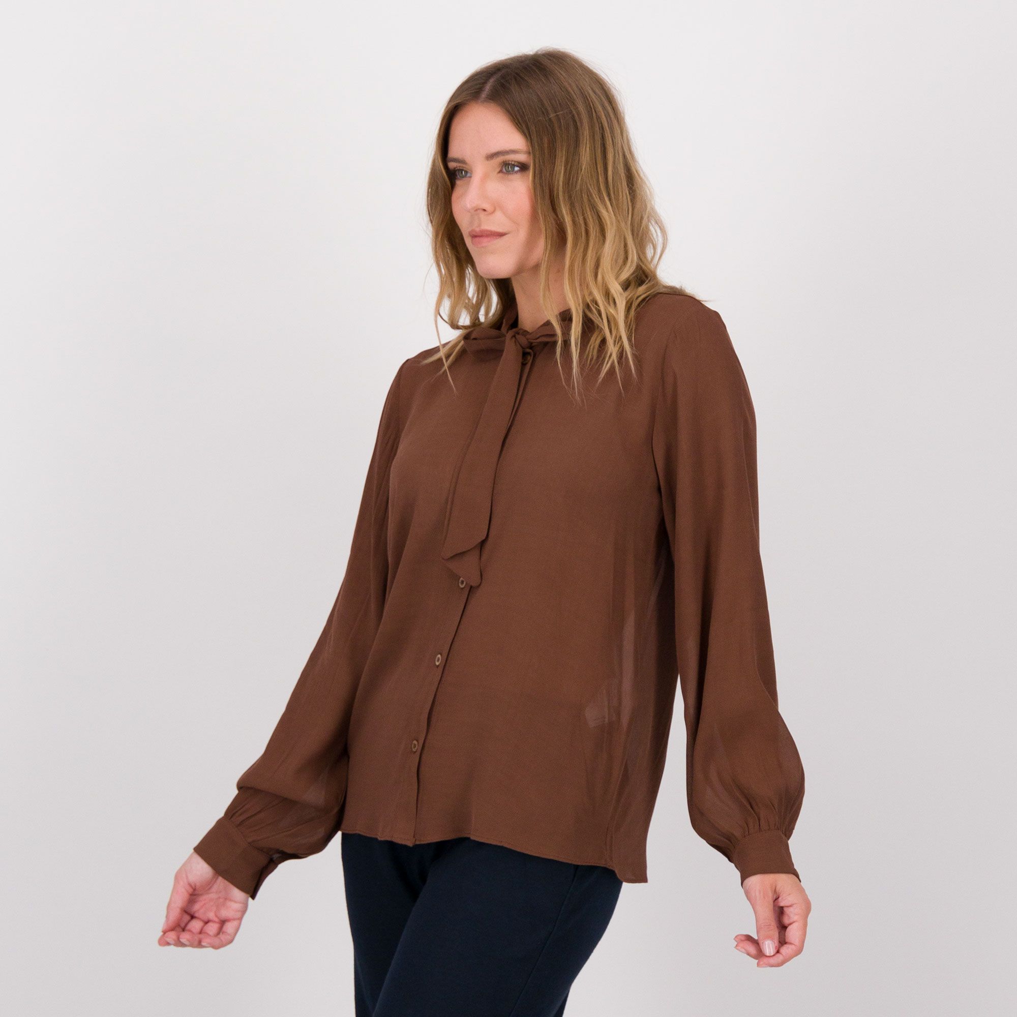 REBEKA ROSS
Camicia in tessuto
crêpe di viscosa
con fiocco annodato