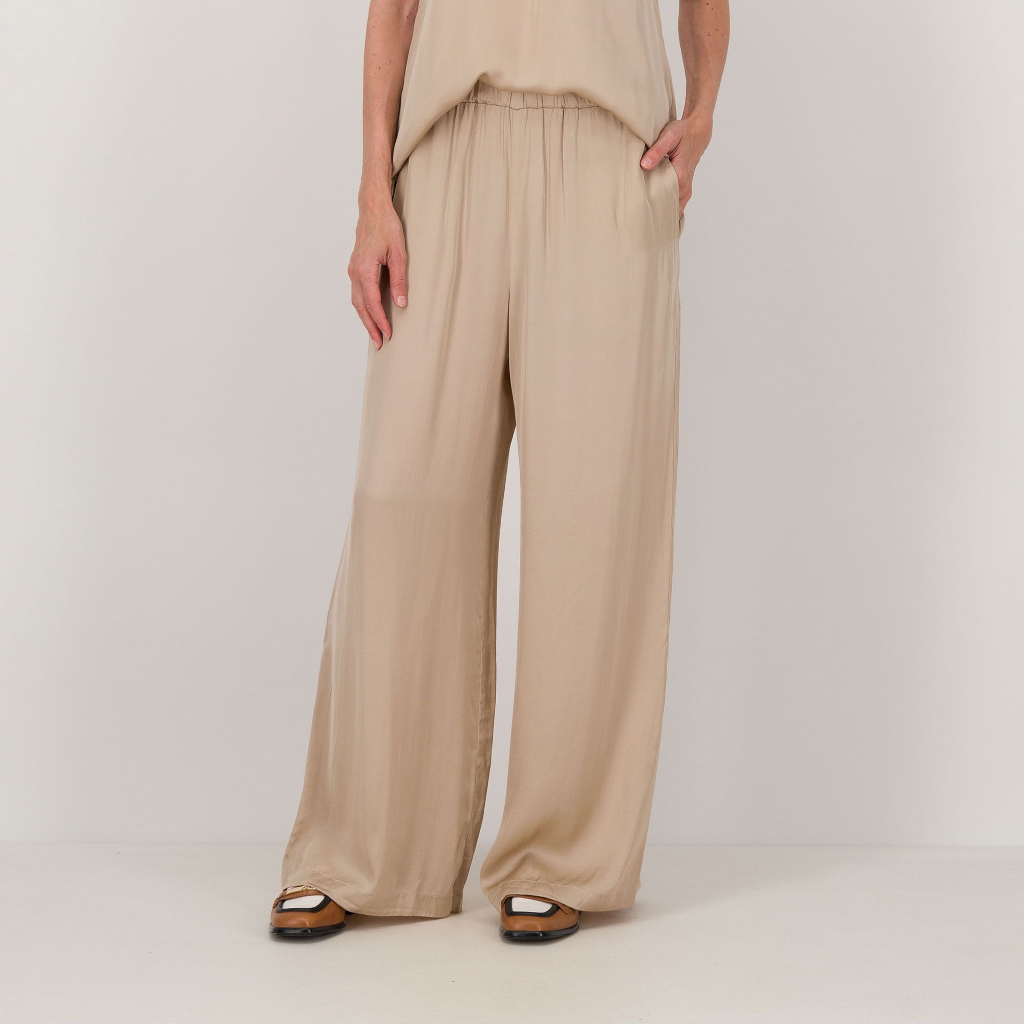 Caterina Lancini
Pantaloni palazzo
in raso
con elastico
