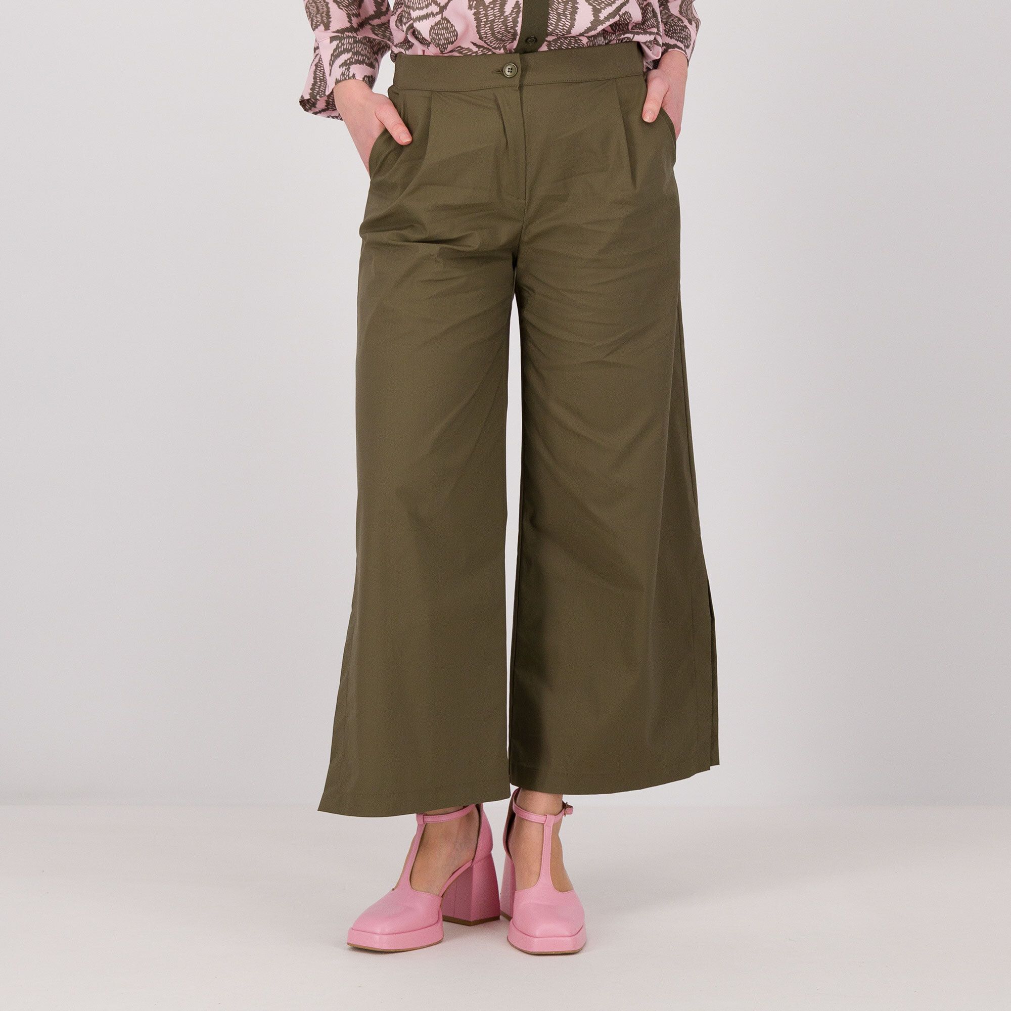 Olly Doo
Pantaloni gamba
larga con
spacchi laterali
