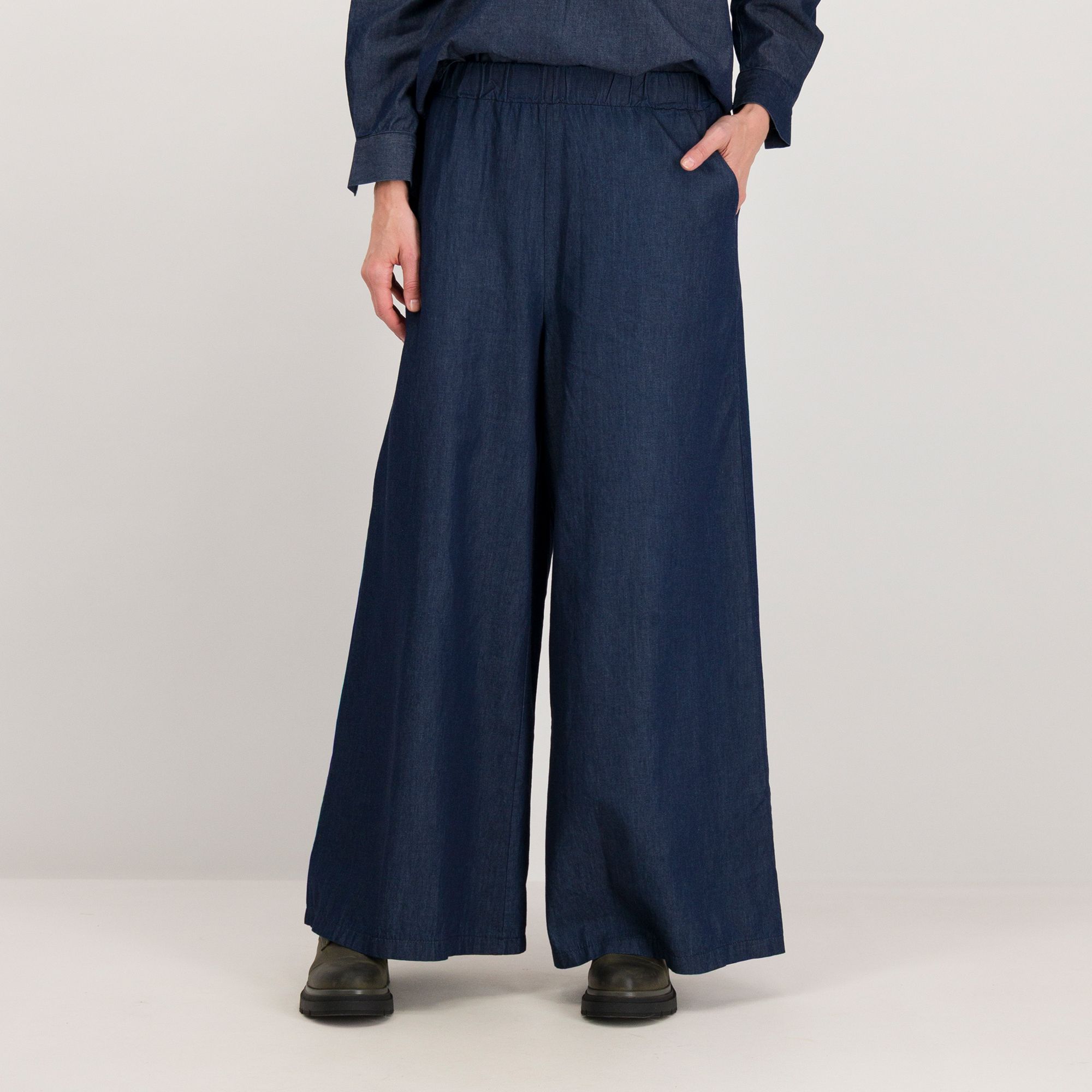 Lucrezia Sciortino
Pantapalazzo in
chambray con tasche
alla francese