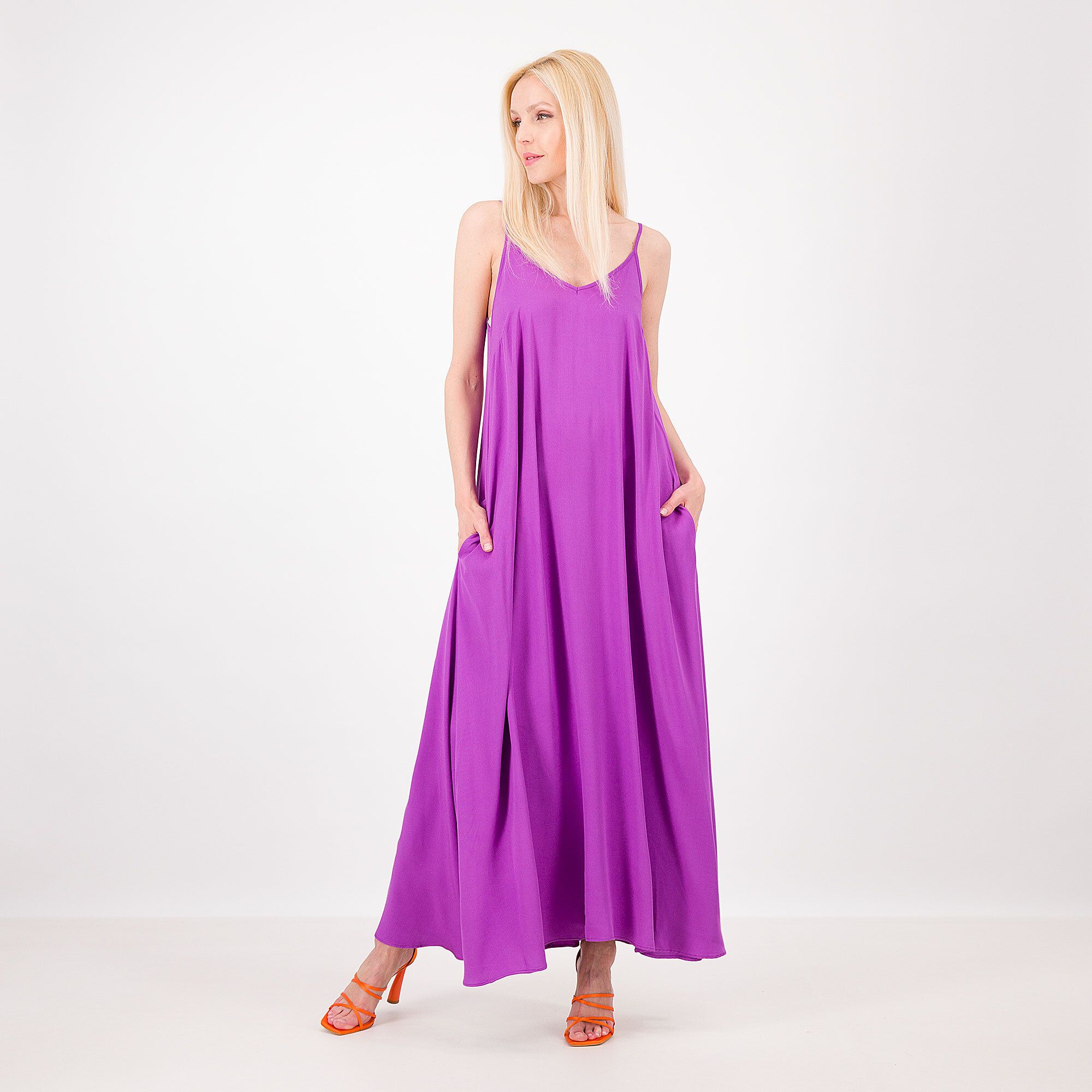 A*dela
Abito lungo svasato
in viscosa con
spalline sottili