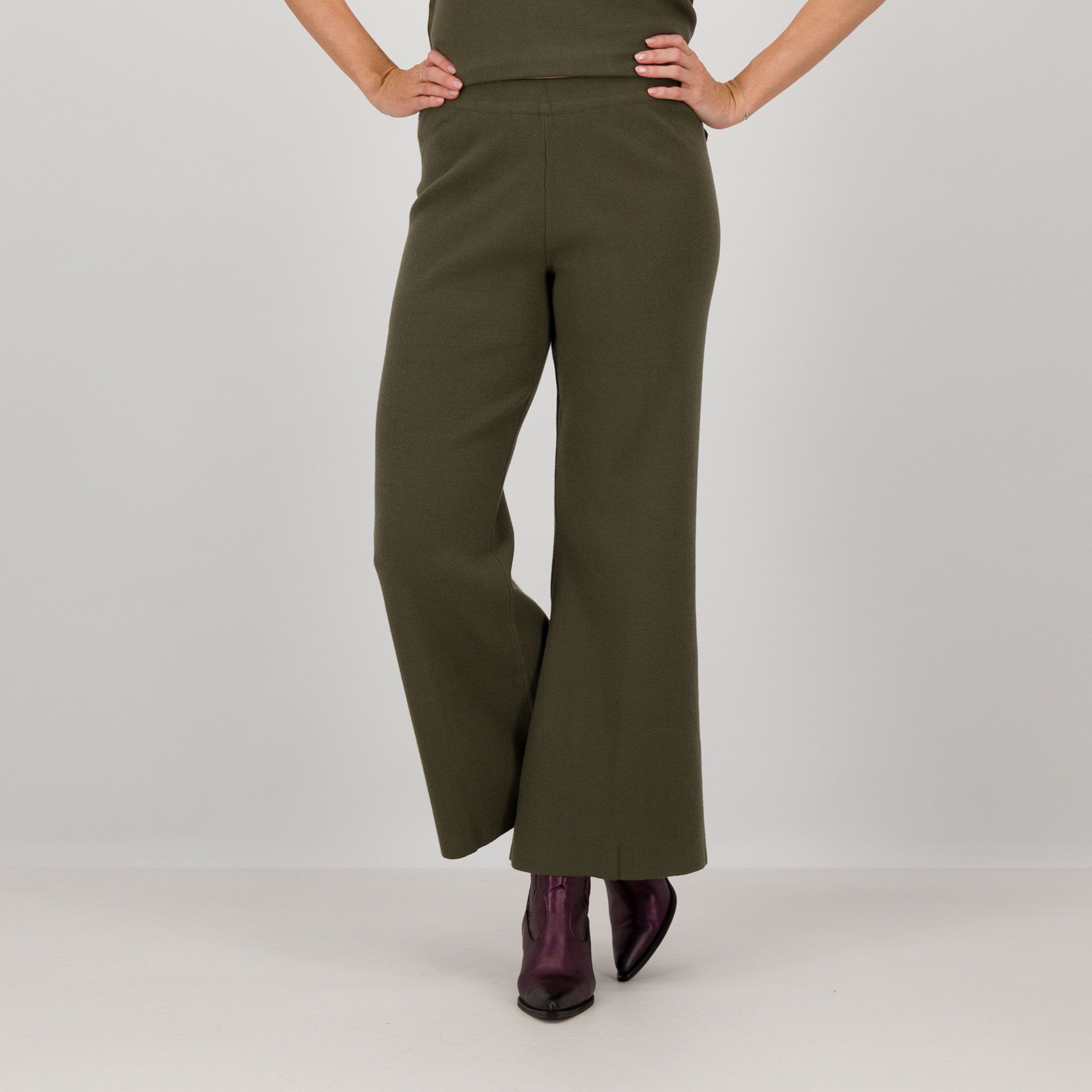 Wynne Layers
Pantaloni gamba ampia
in maglia
con vita elastica