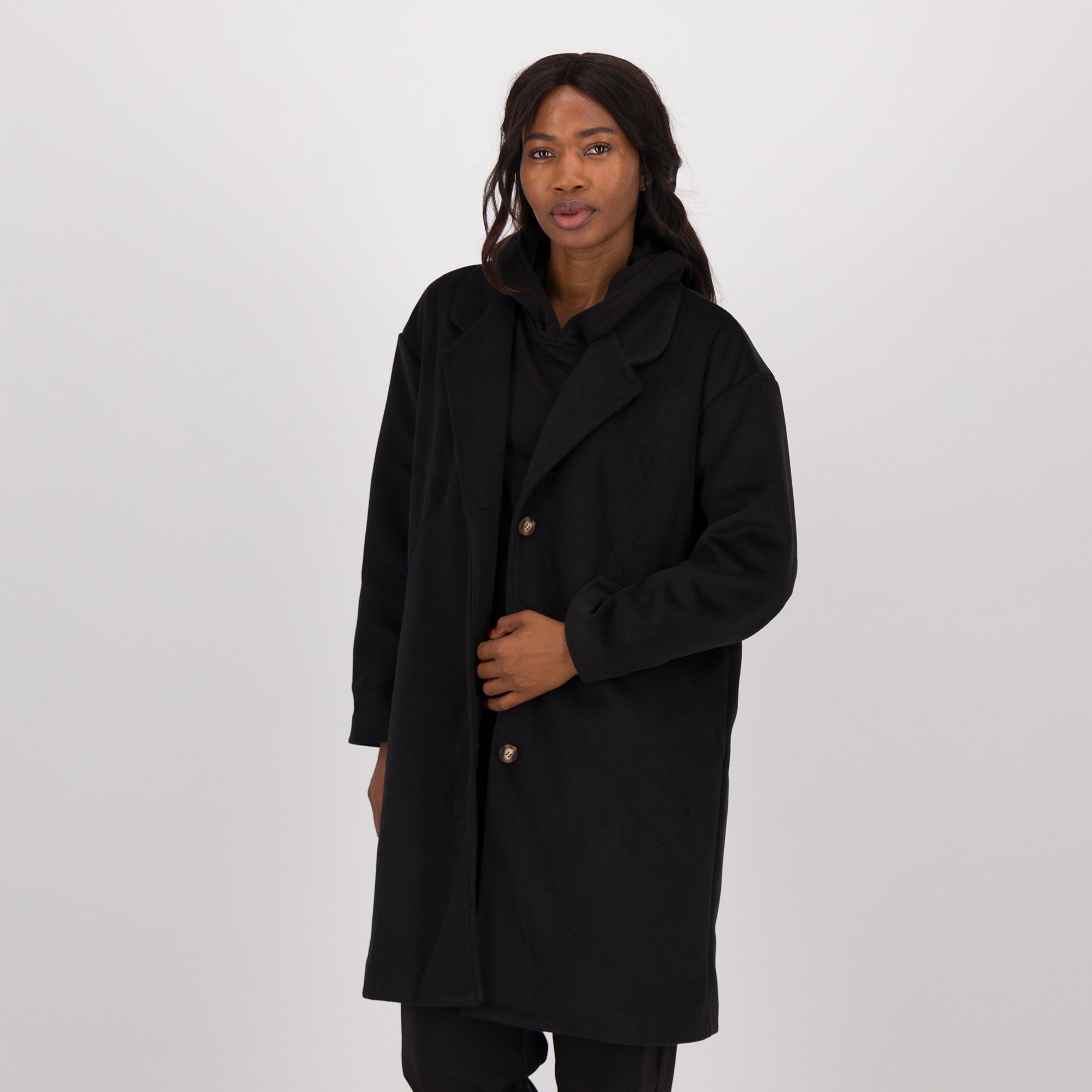 Lucrezia Sciortino
Cappottino in panno
diagonale con bottoni
e collo rever