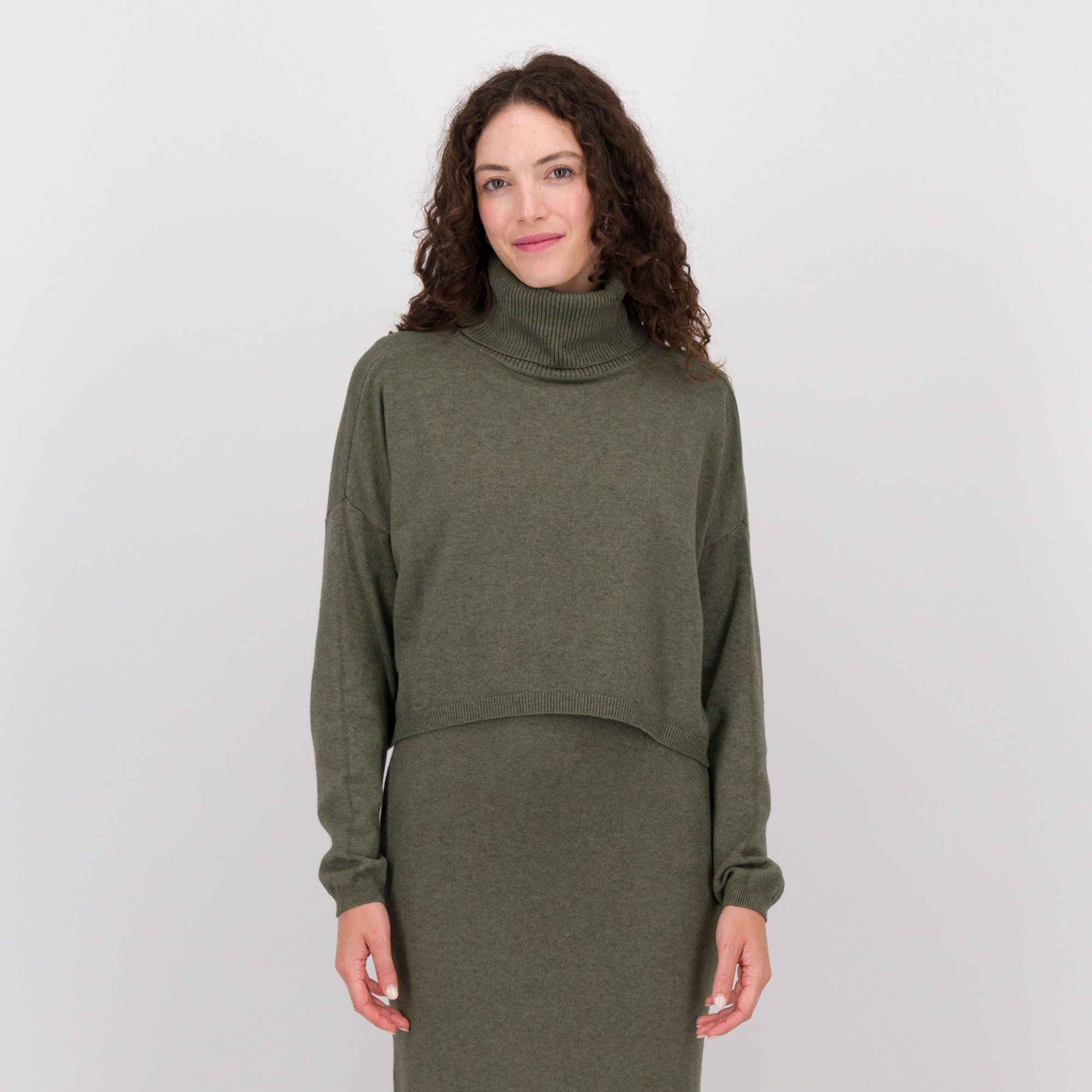 ENJOY TRICOT
Maglia corta
a collo alto
in misto viscosa