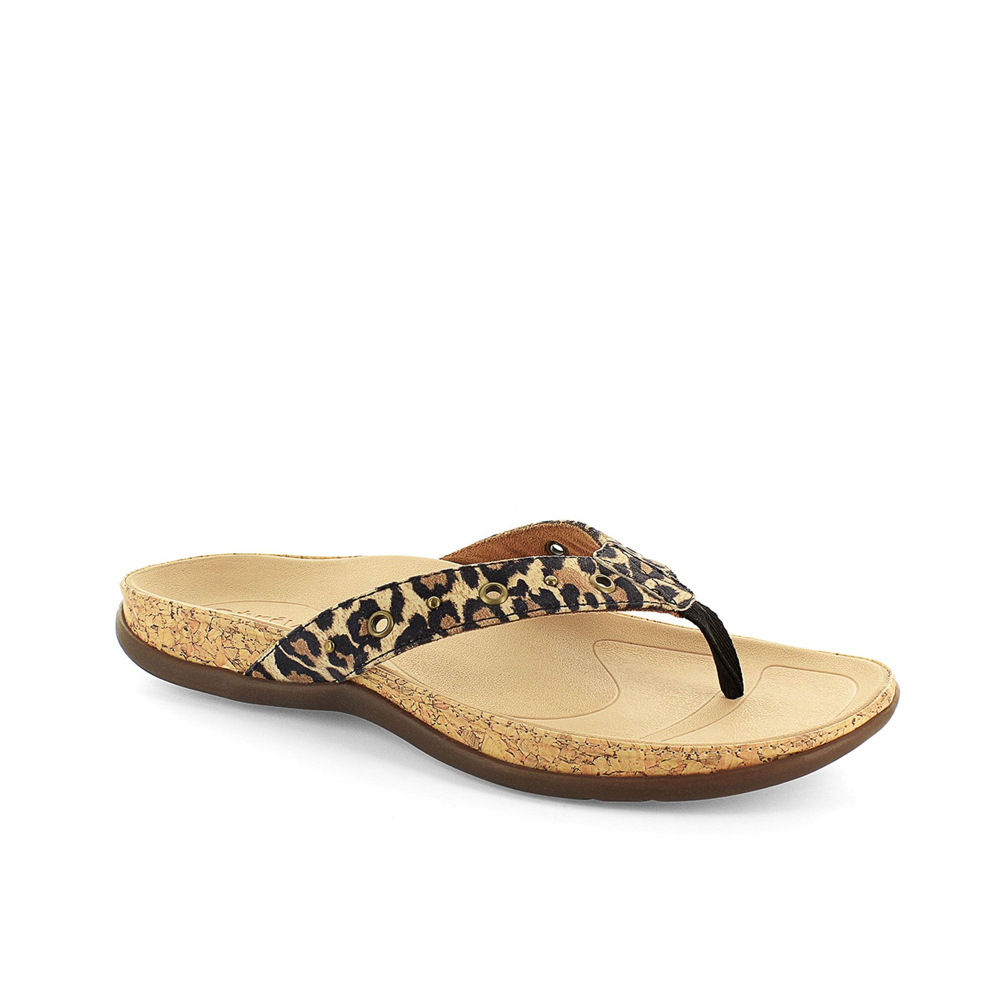 Strive Footwear
Infradito in pelle 
occhielli metallici