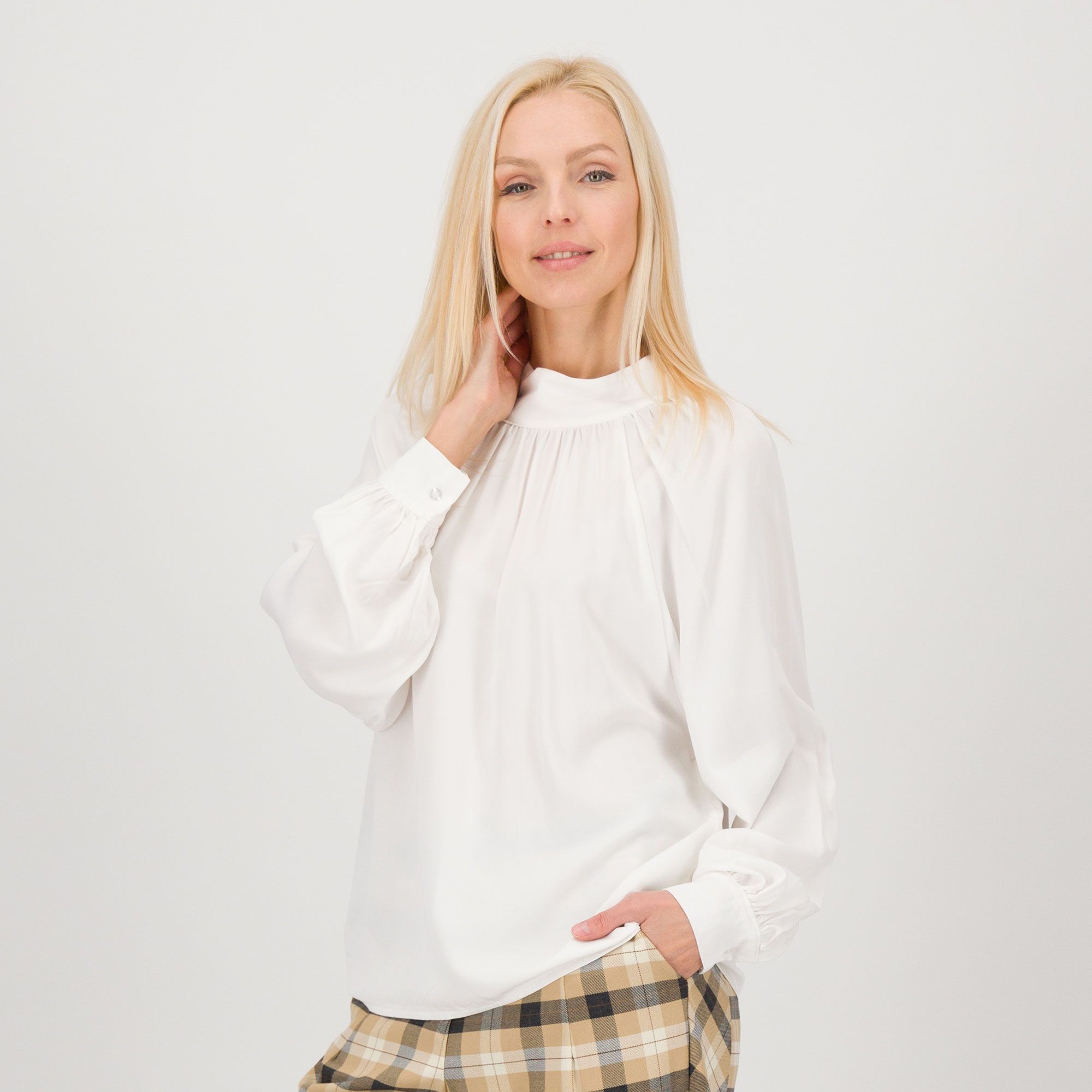 LUCREZIA SCIORTINO
Blusa in twill 
100% viscosa 
con collo alto