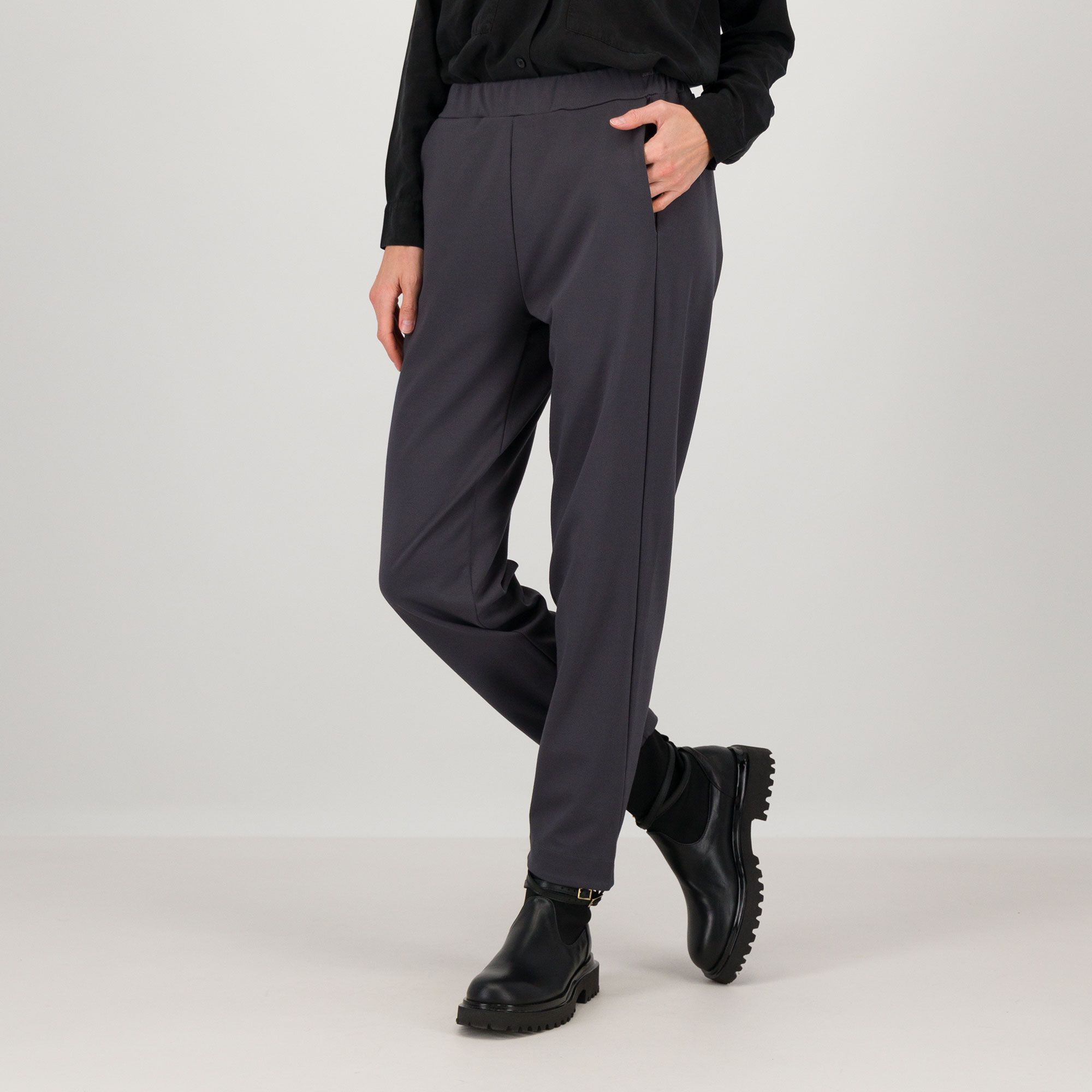 Lucrezia Sciortino
Pantaloni a carota in
punto Milano