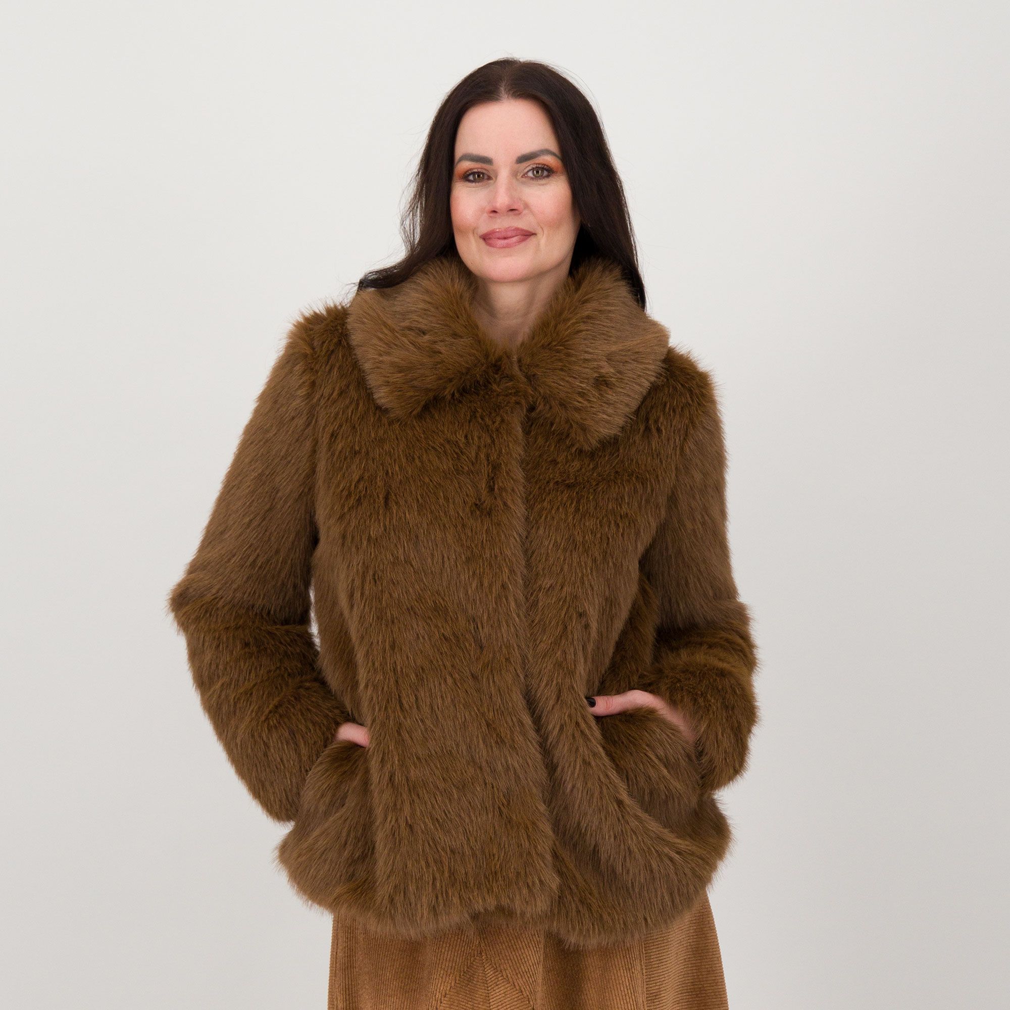 EXTESA
Giacca in pelo
sintetico con
bottoni automatici