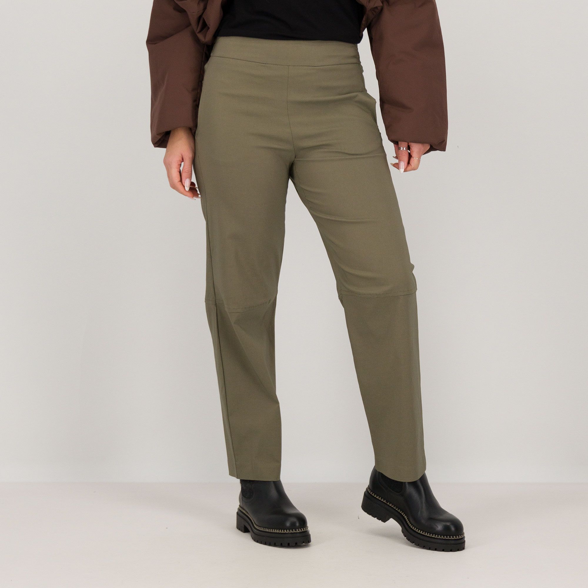 Mood Atelier
Pantaloni in tessuto
super-stretch con
taglio sul ginocchio