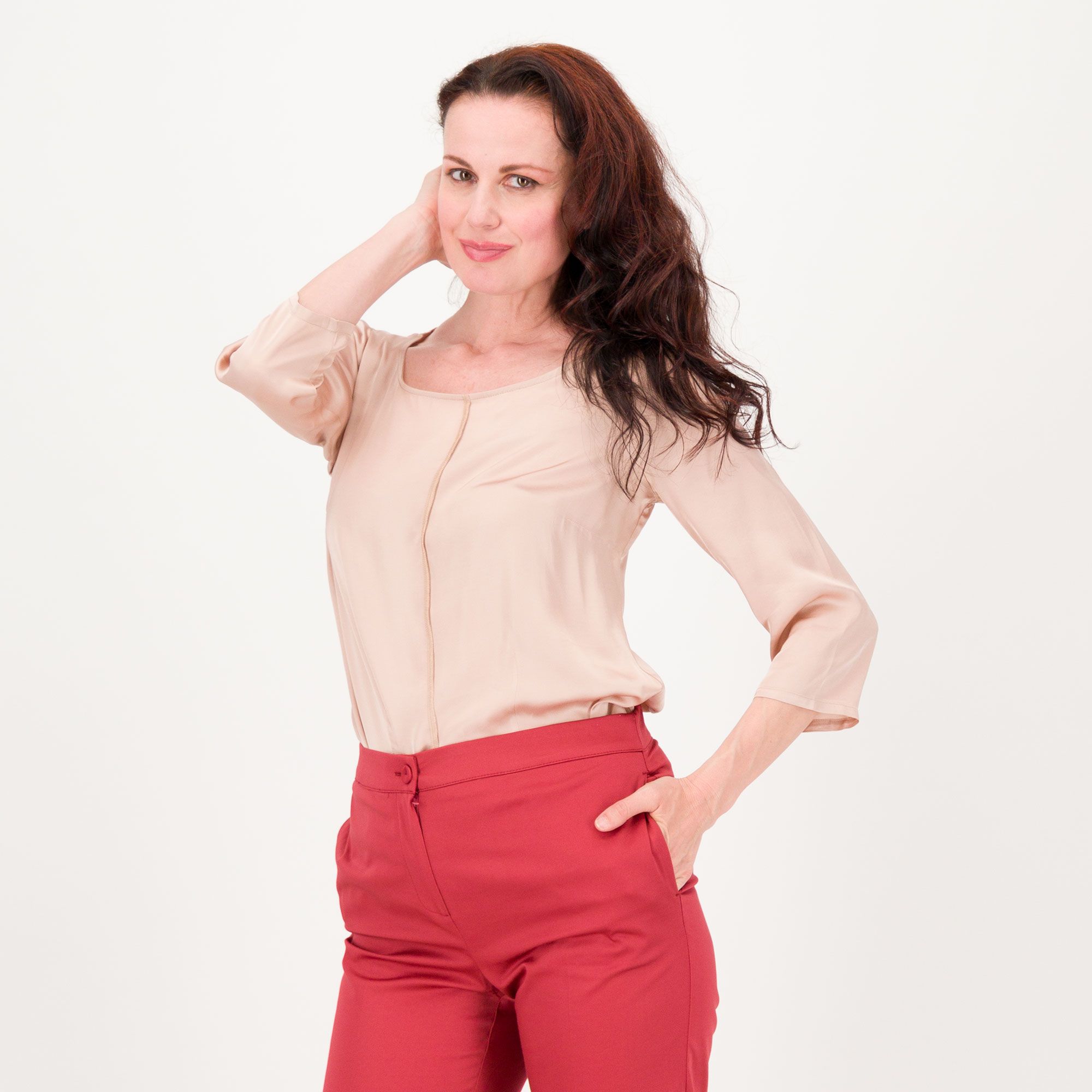 Caterina Lancini
Blusa con pence
a maniche lunghe
in raso