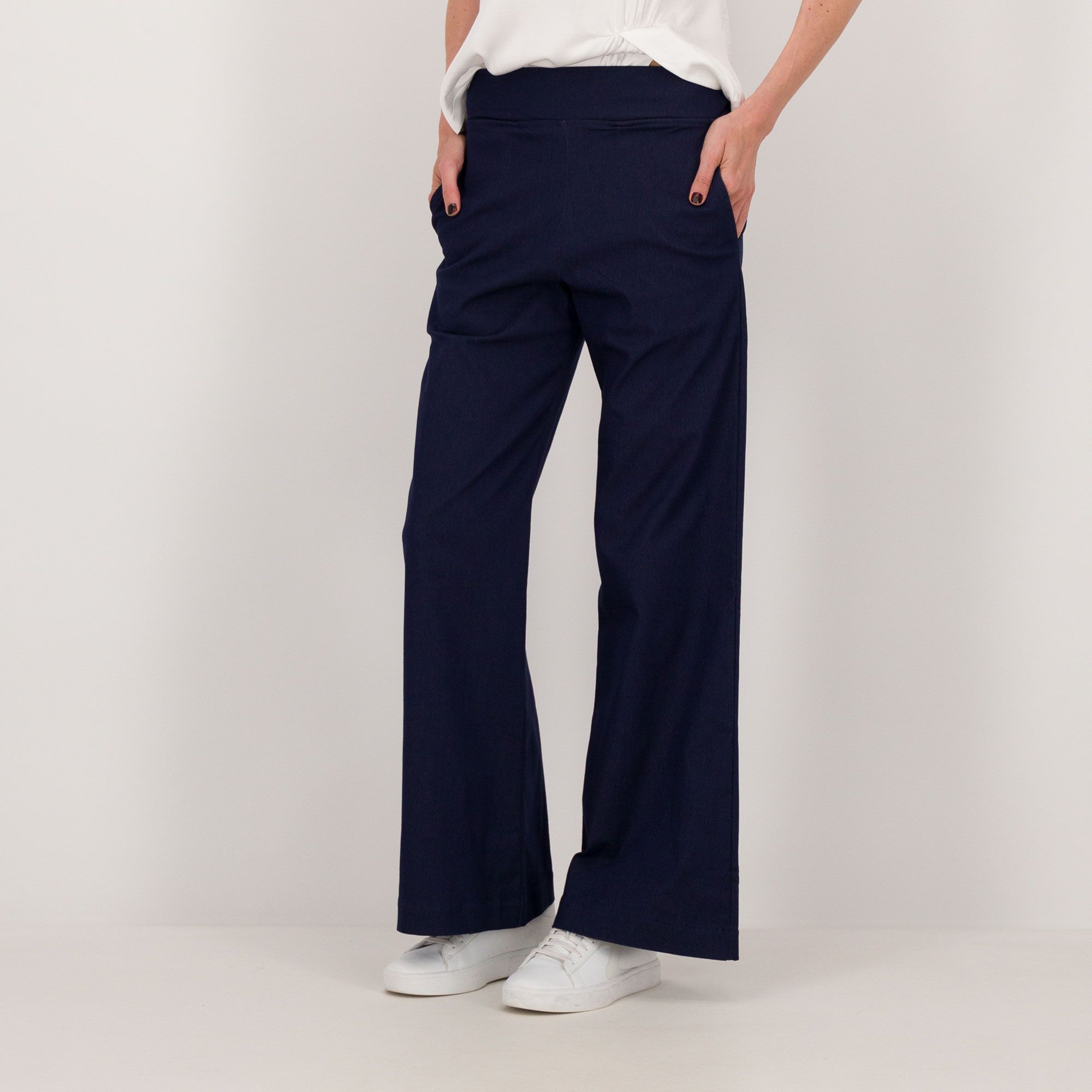 M’ama
Jeans ampi
in tessuto elastico
con tasche