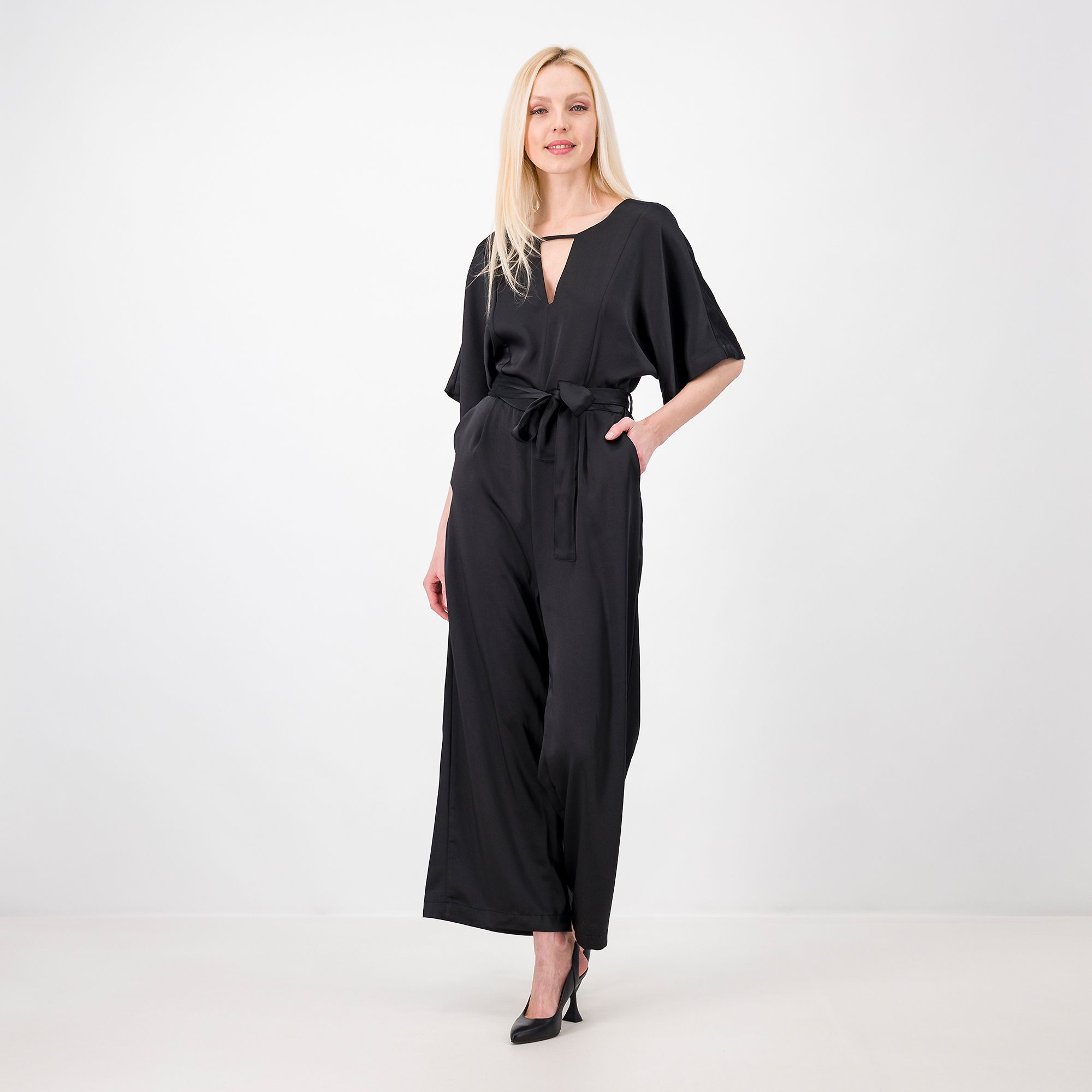 Officina della Moda
Tuta in raso misto
viscosa con cintura
Manica corta kimono
Made in Italy