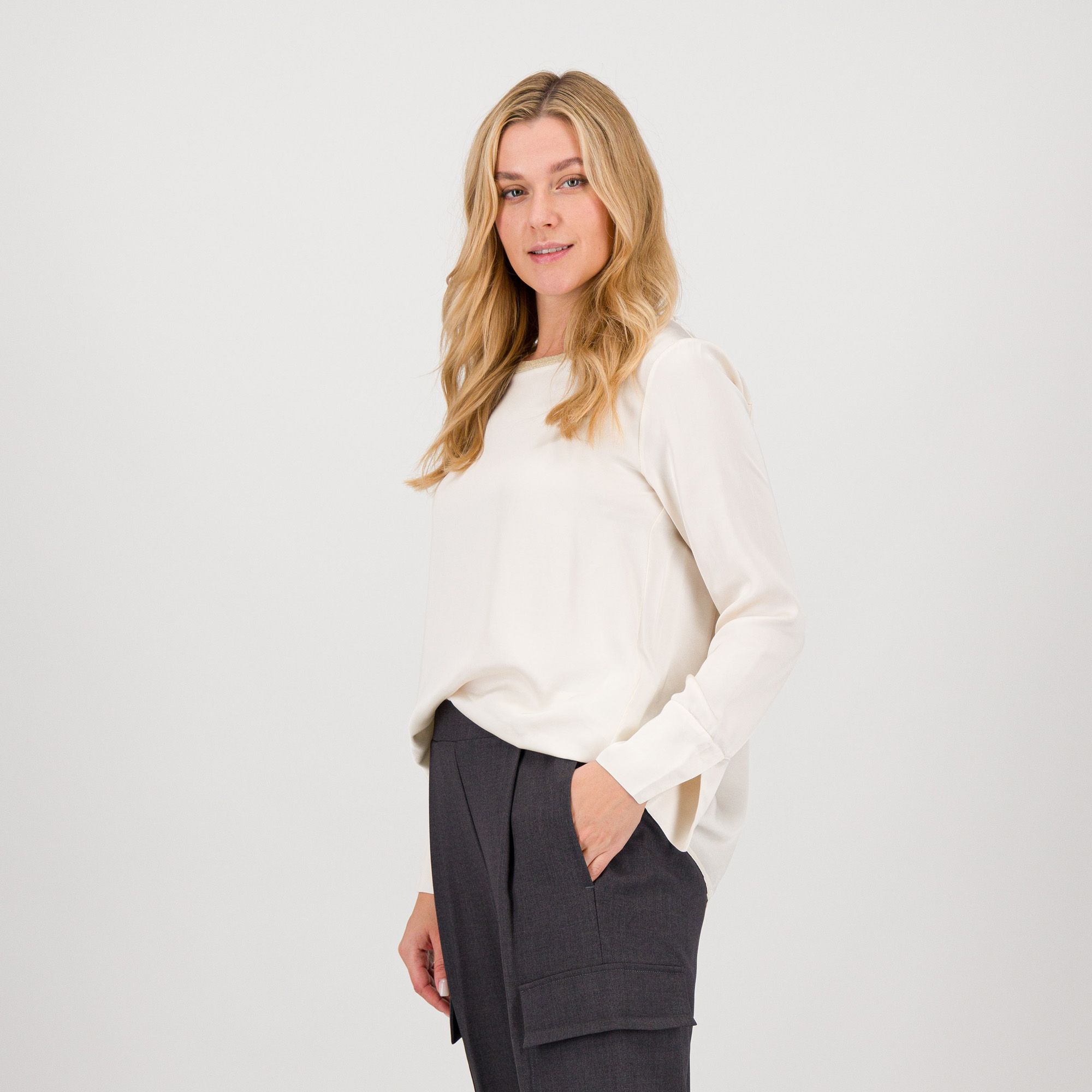 Oltre
Blusa in viscosa
con bottoni dietro
e maniche lunghe