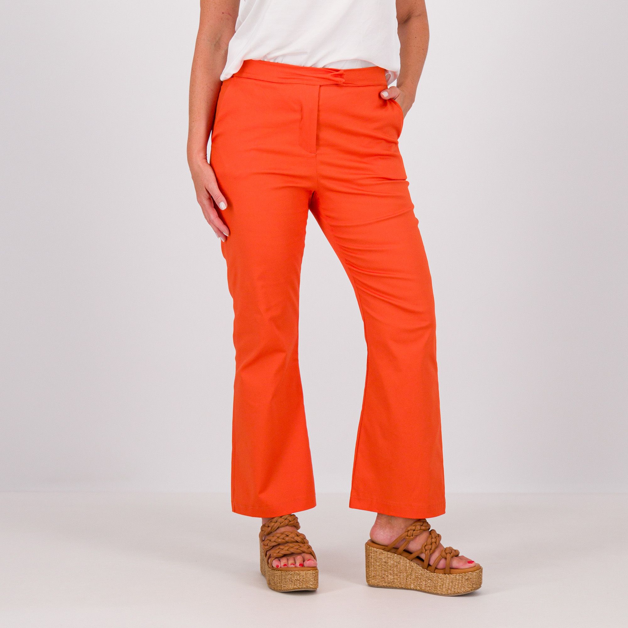 Mood Atelier
Pantaloni a zampetta
in cotone stretch
chiusura con gancio