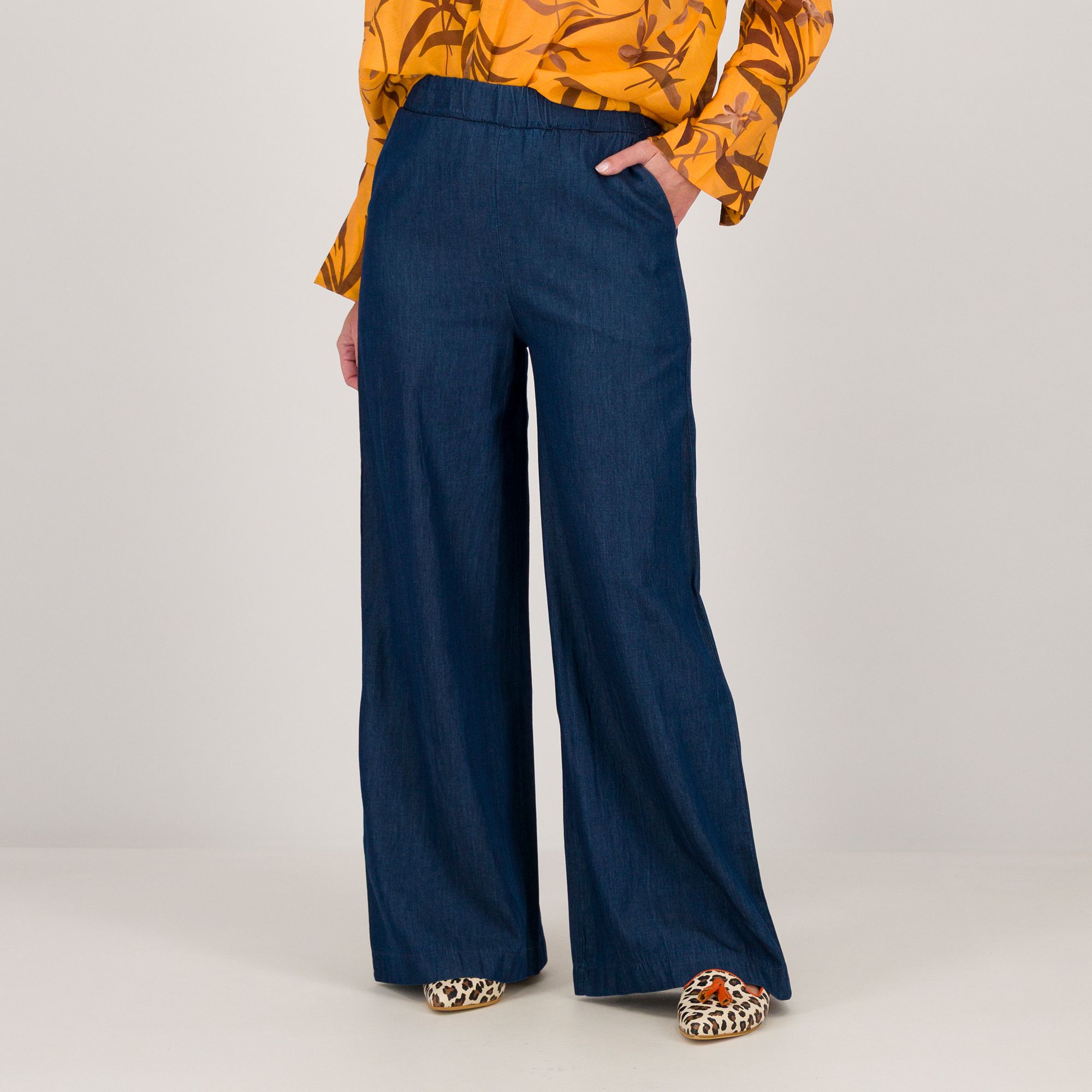 Mood Atelier
Jeans a palazzo
con elastico in vita
e tasche in cotone