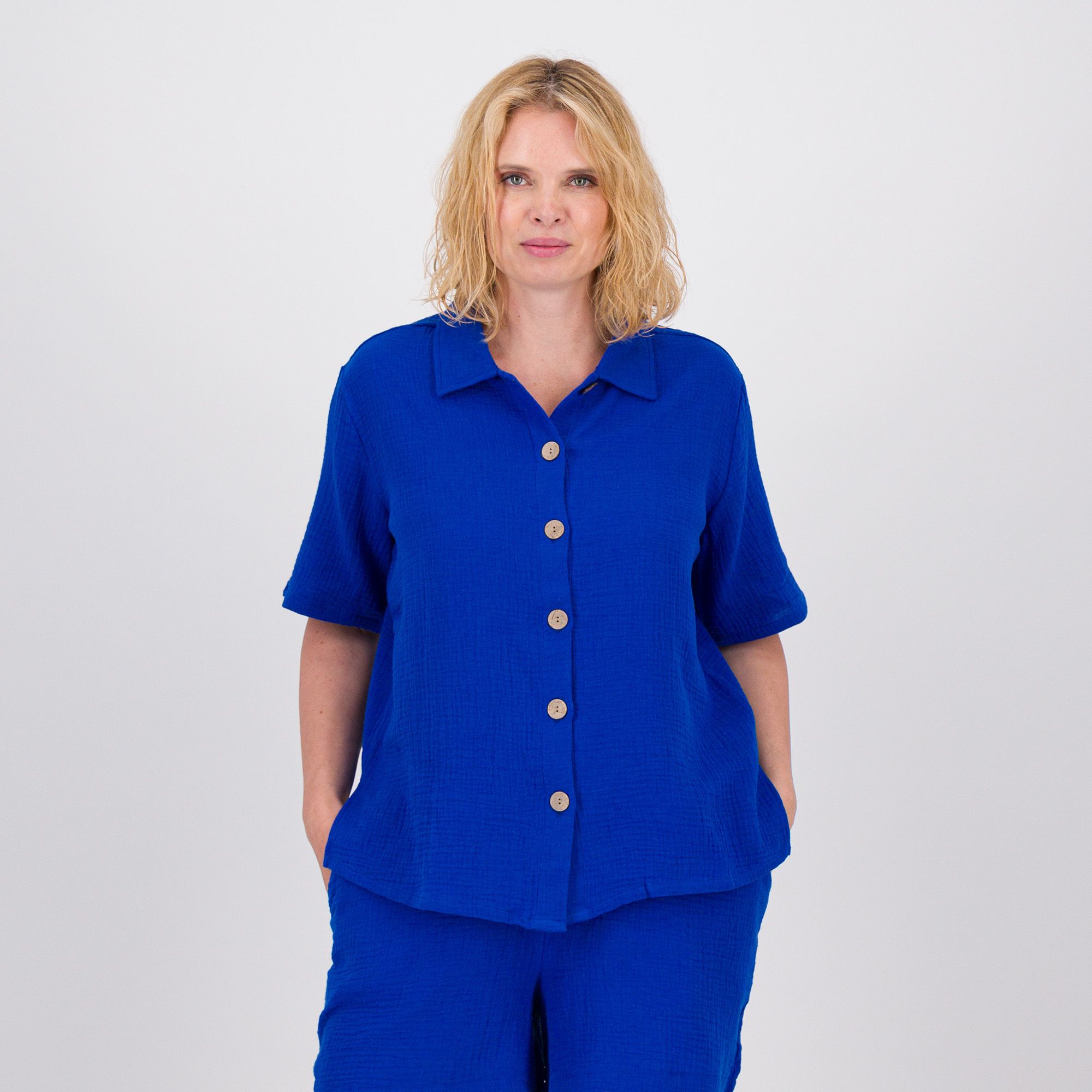 Nina Leonard
Camicia in tela di
puro cotone matelassé
con maniche corte