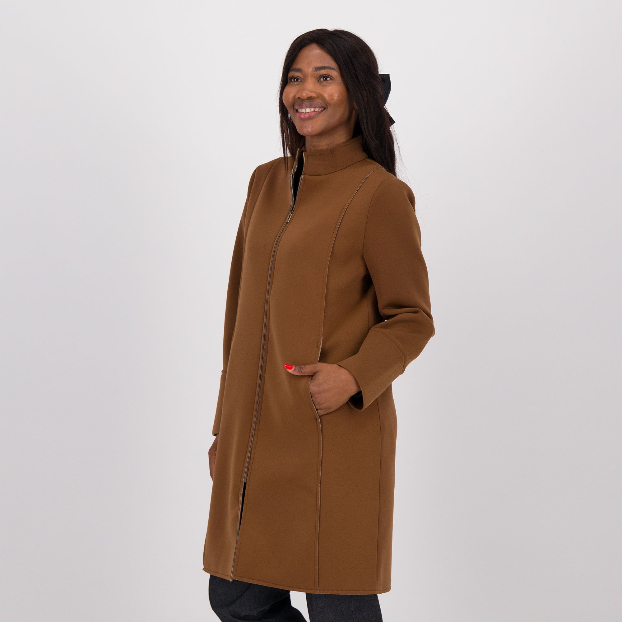 Officina della Moda
Cappotto in tessuto
tipo scuba doppio
con zip frontale