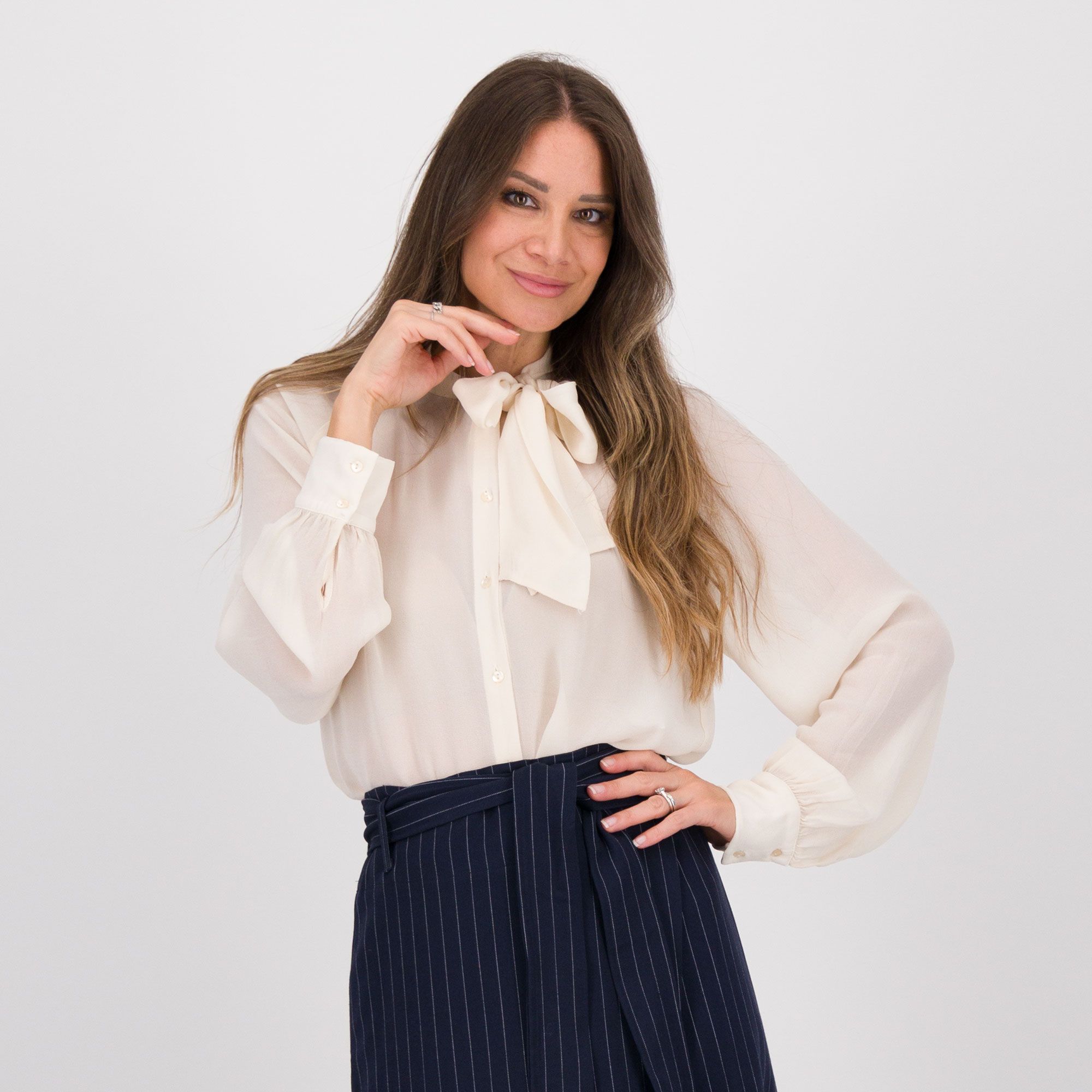 Mood Atelier
Camicia in georgette
con fiocco
allo scollo