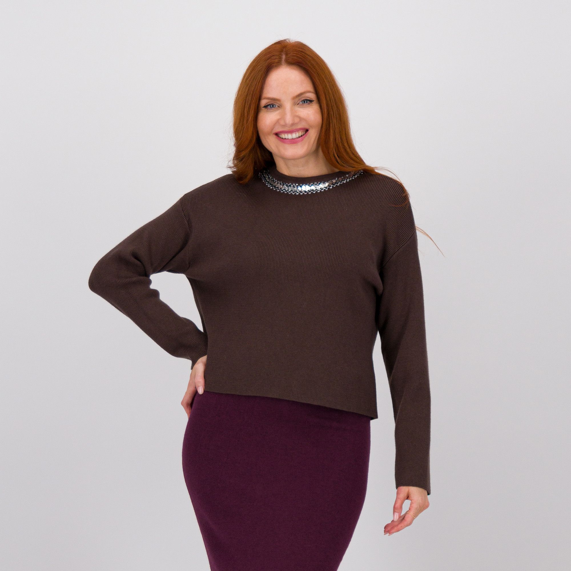 Enjoy
Maglia manica lunga
con spalla scesa
e scollo con strass