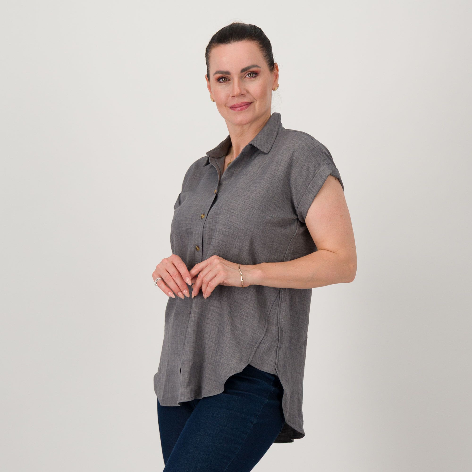 Nina Leonard
Camicia
over a maniche
corte