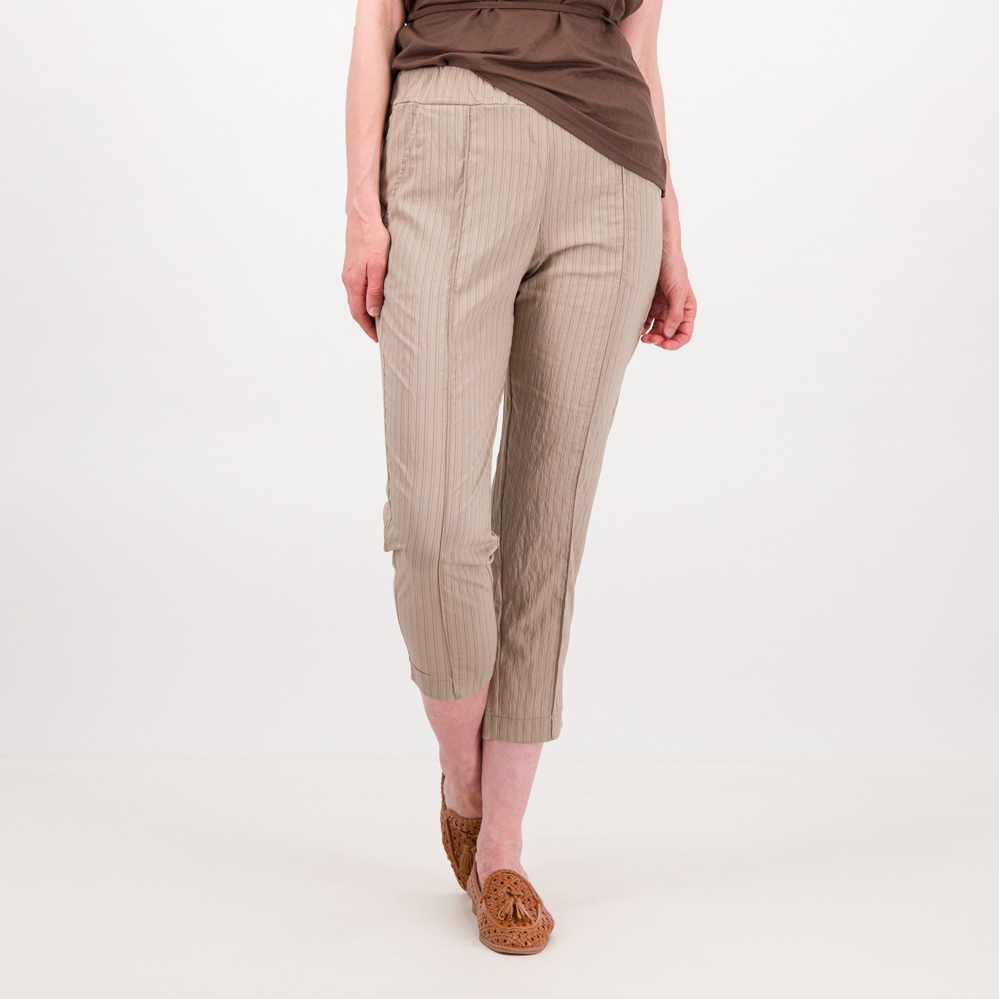 M’ama
Pantaloni leggermente
gessati con nervature
e tasche