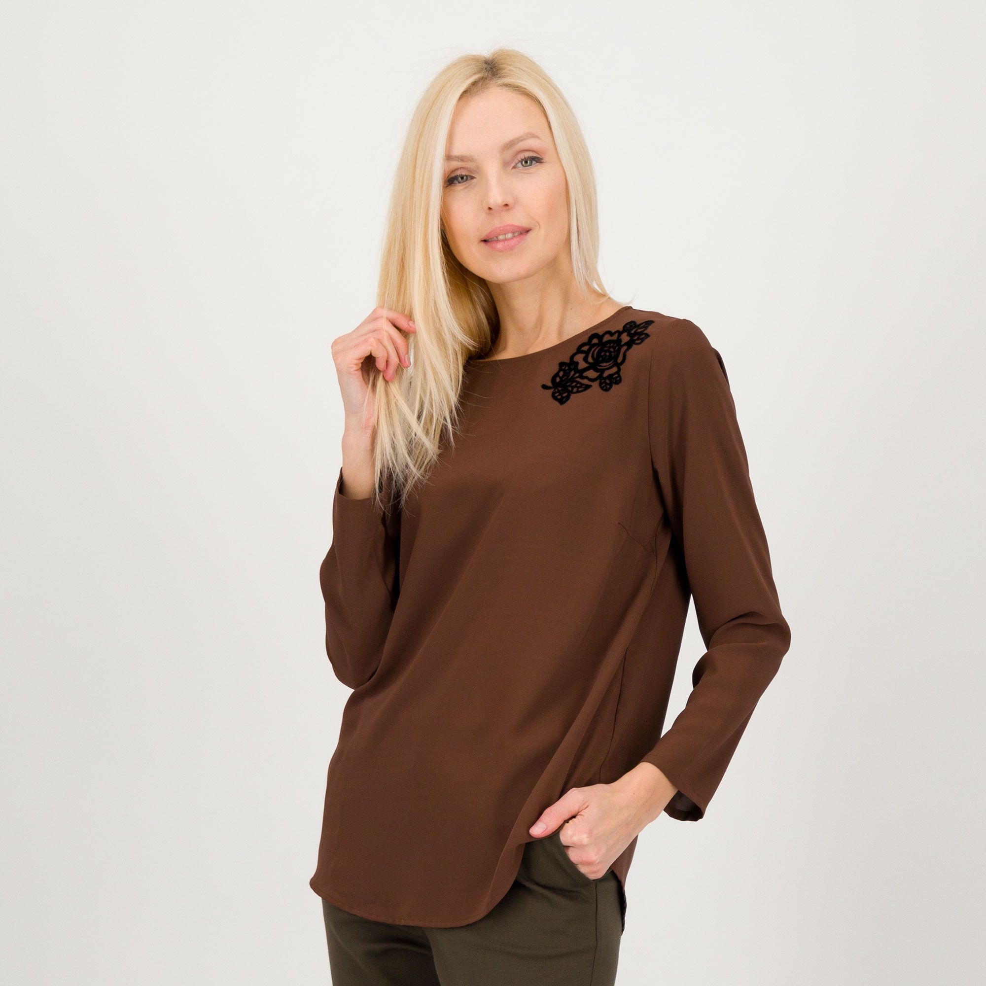 Caterina Lancini
Blusa in crêpe
de chine
con applicazione