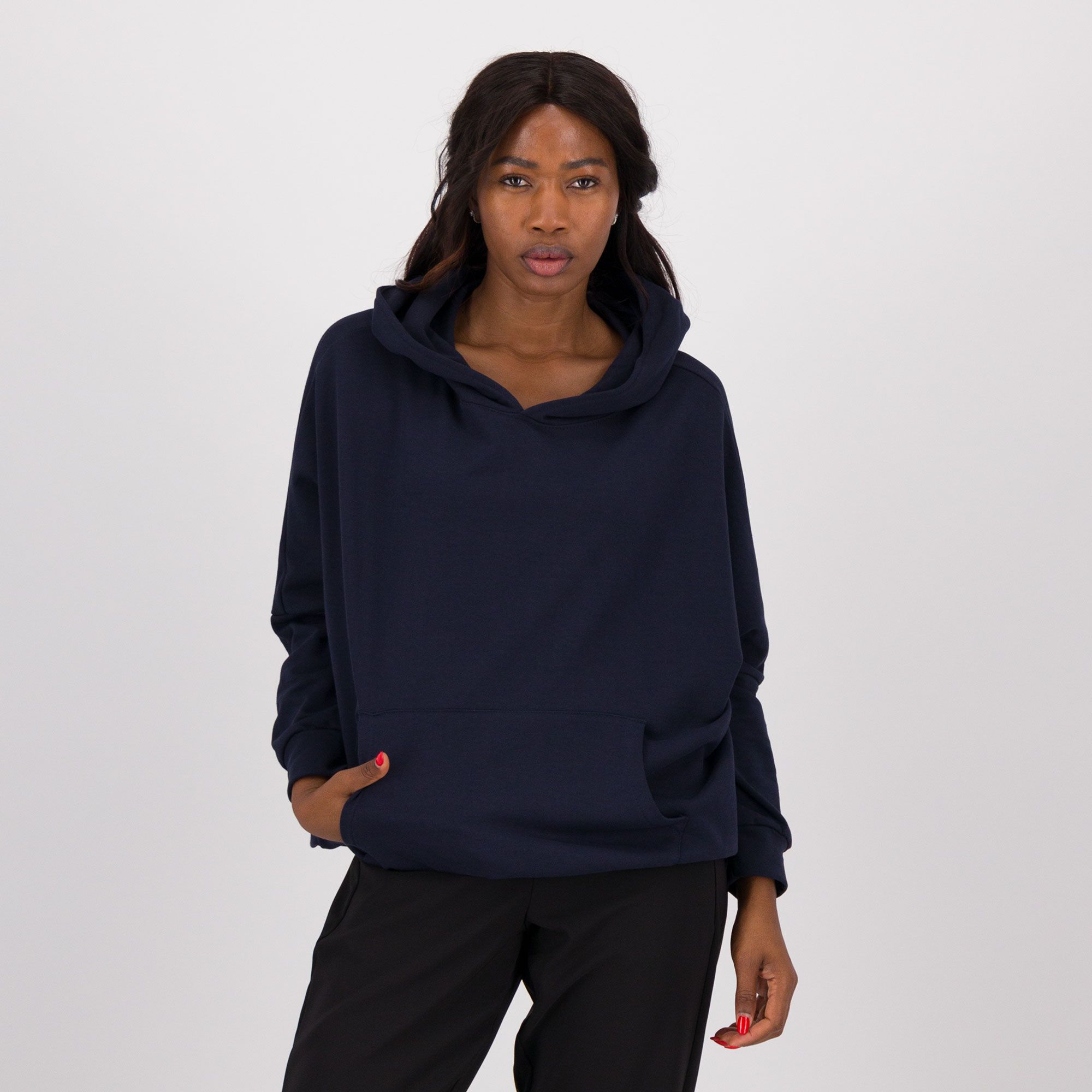 LUCREZIA SCIORTINO
Felpa in cotone
con cappuccio
e tasca a marsupio