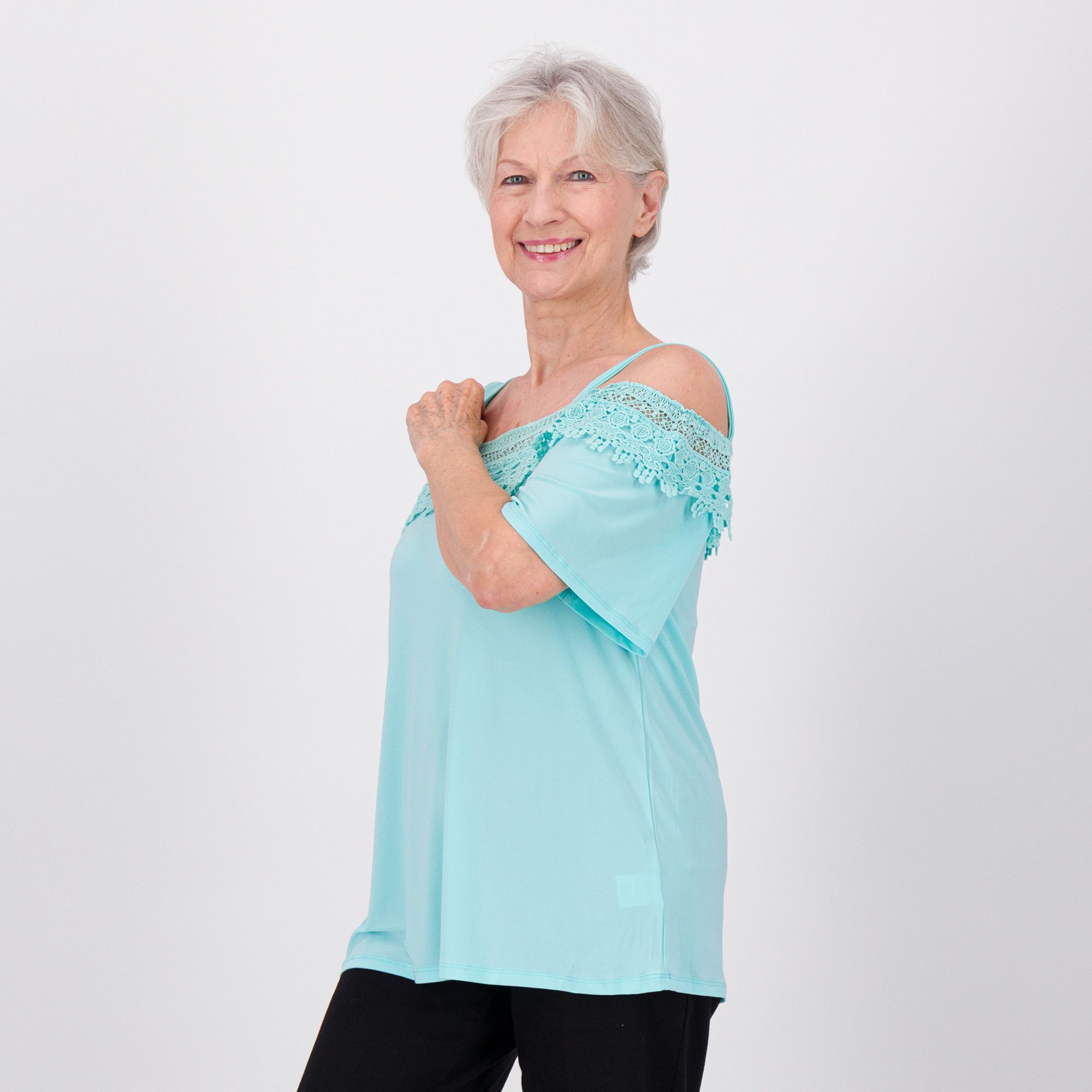 Nina Leonard
Maglia spalle nude
con fascia in pizzo
e maniche al gomito