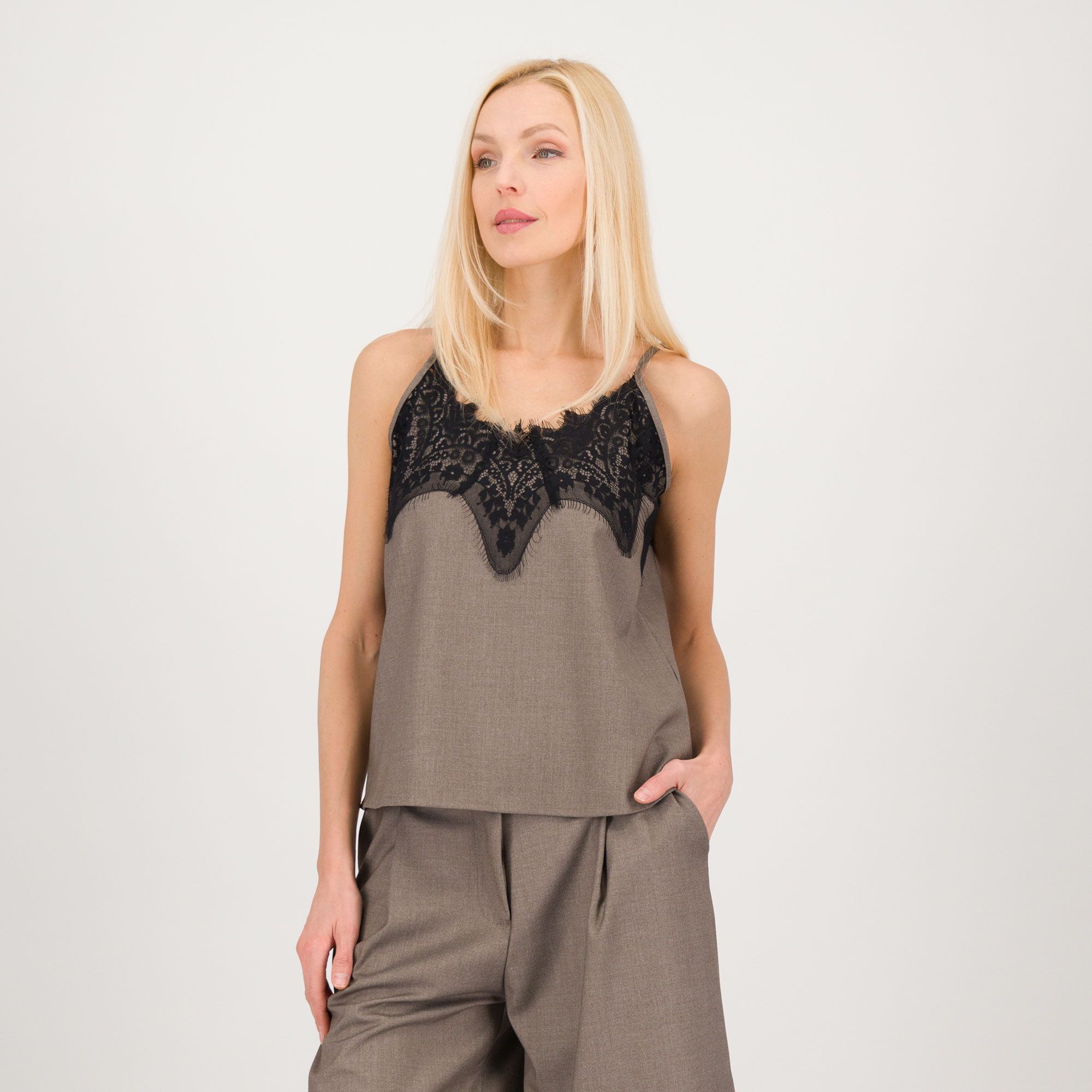 Enjoy
Top smanicato
in poliviscosa
con pizzo