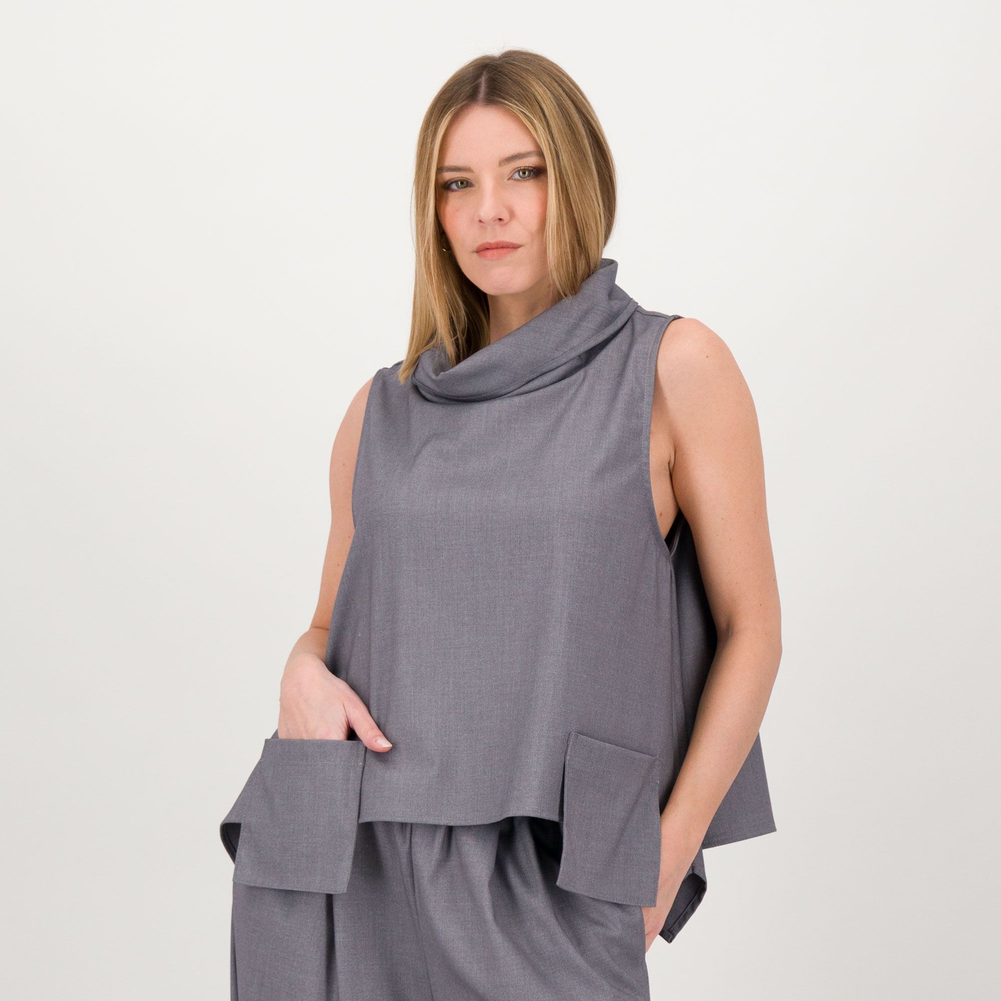 LUCREZIA SCIORTINO
Gilet in poliviscosa
con punte laterali
e taschine