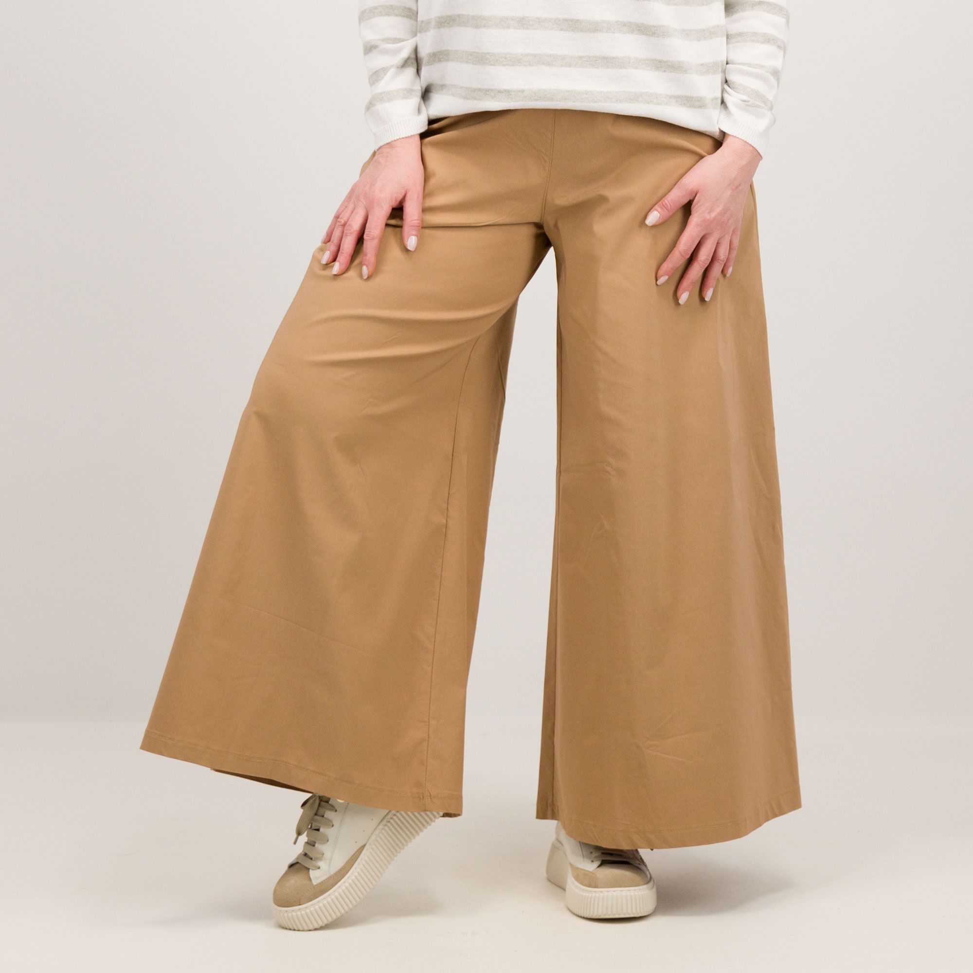 Enjoy
Pantapalazzo in
tessuto super-stretch
con vita elasticata