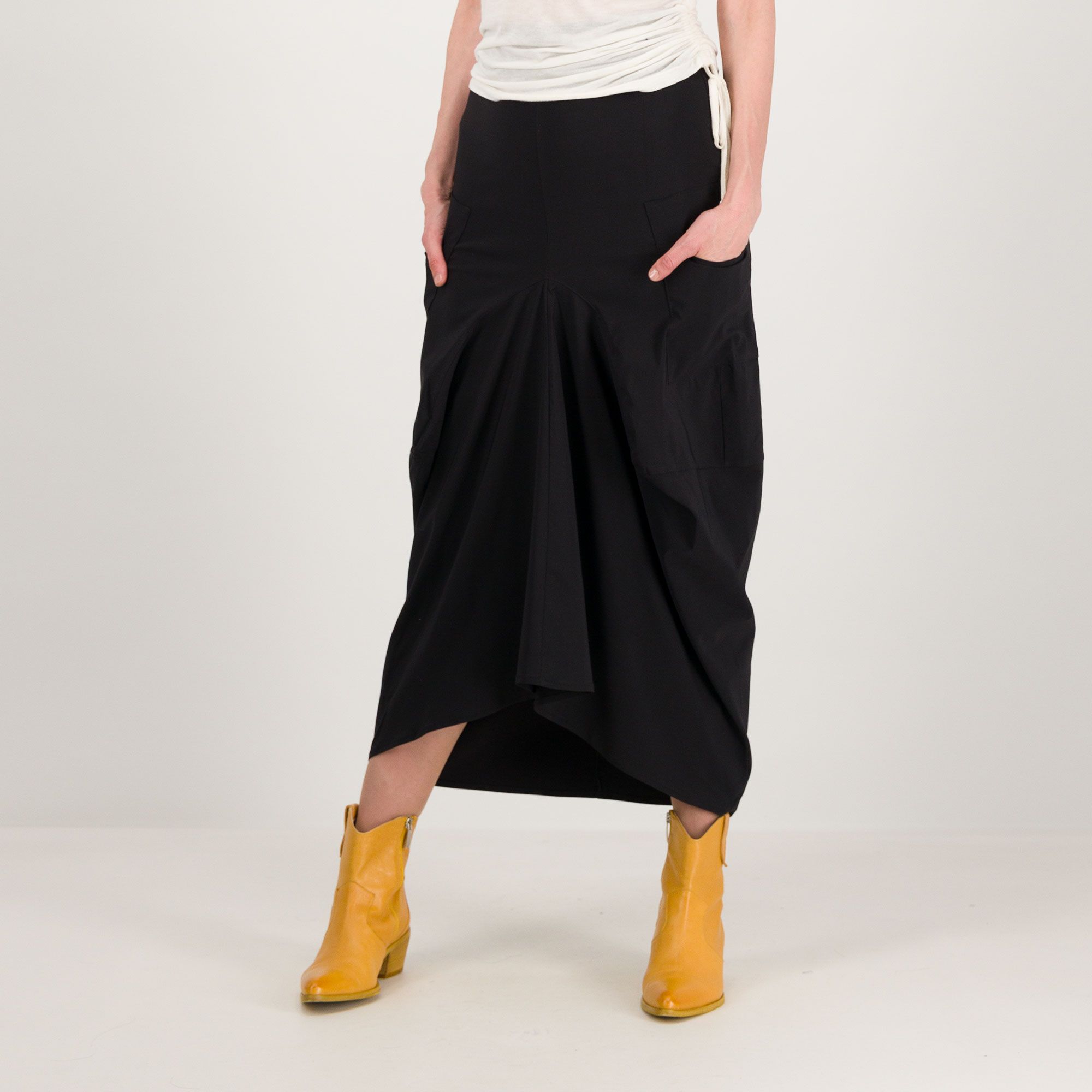 Rebeka Ross
Gonna linea a uovo
in bengalina
con motivo asimmetrie