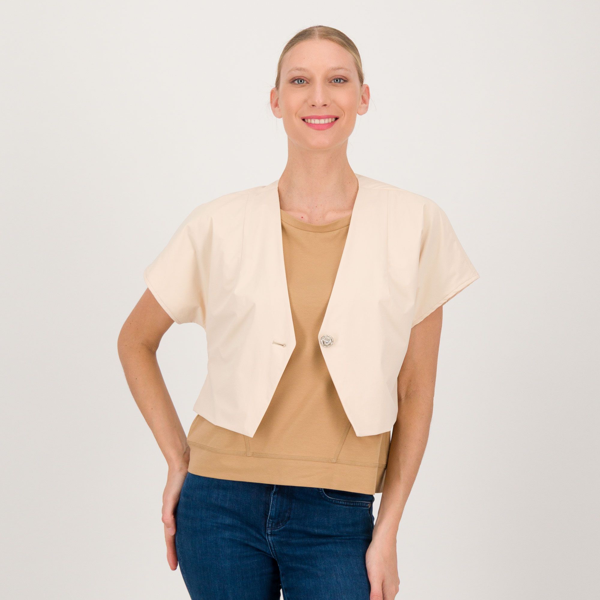 Olly Doo
Giacca coprispalle
linea a kimono
in tessuto tecnico