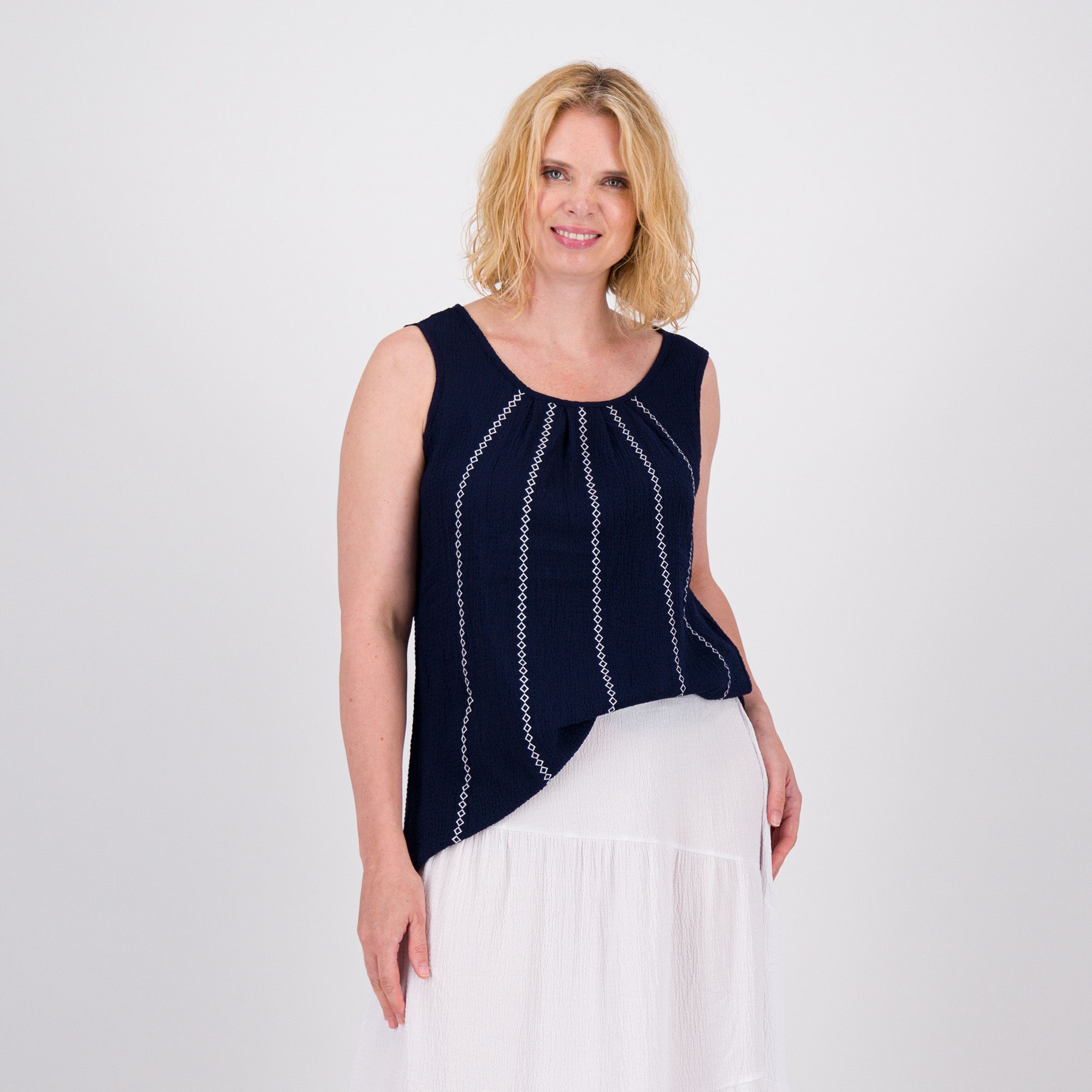 Nina Leonard
Maglia smanicata in
punto smock con
ricami davanti