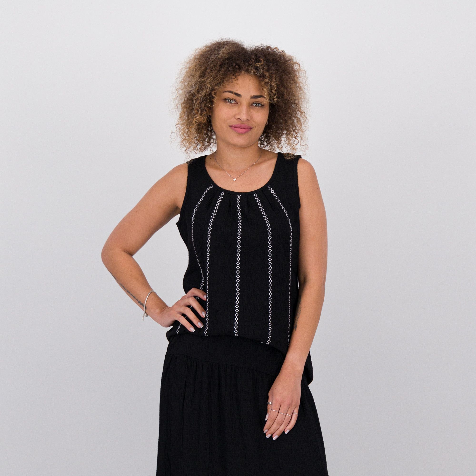 Nina Leonard Maglia smanicata in punto smock con ricami davanti