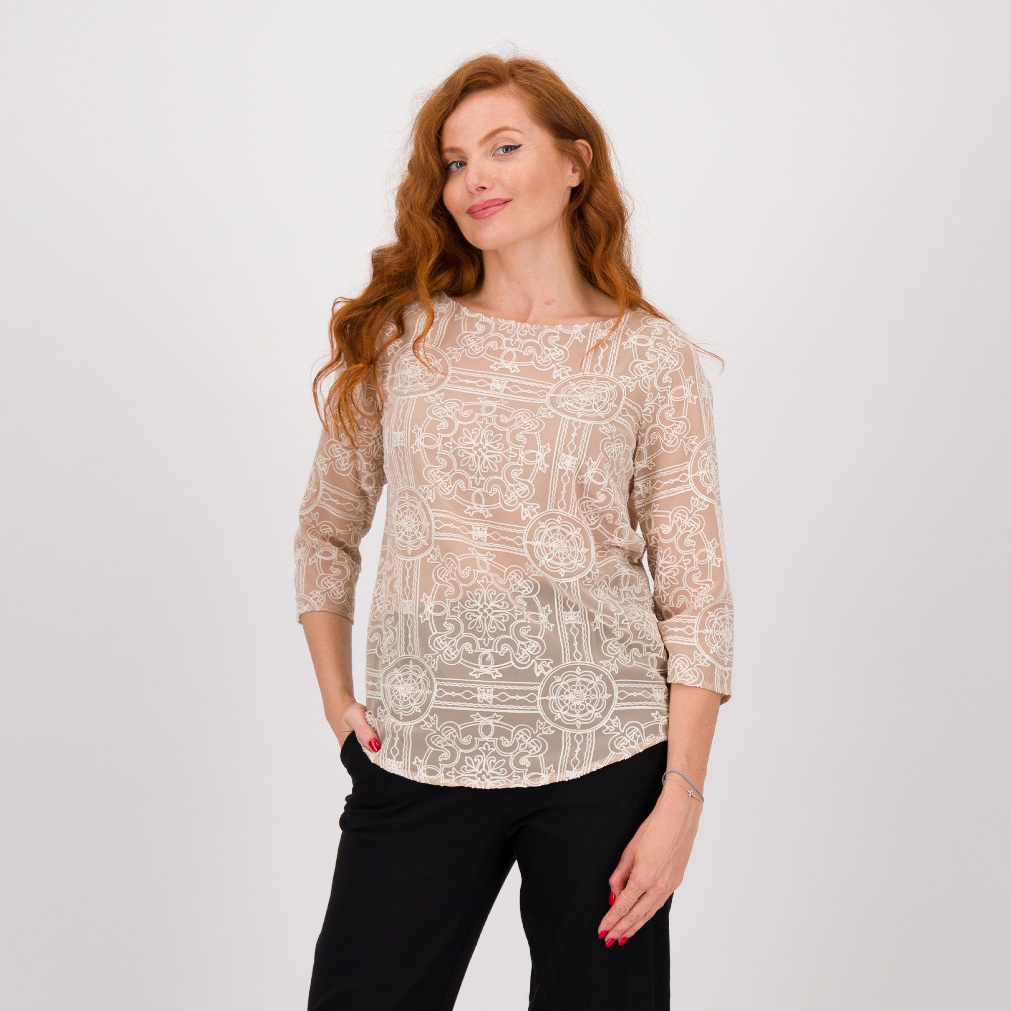 Caterina Lancini
Blusa
in tessuto ricamato
con scollo a barca