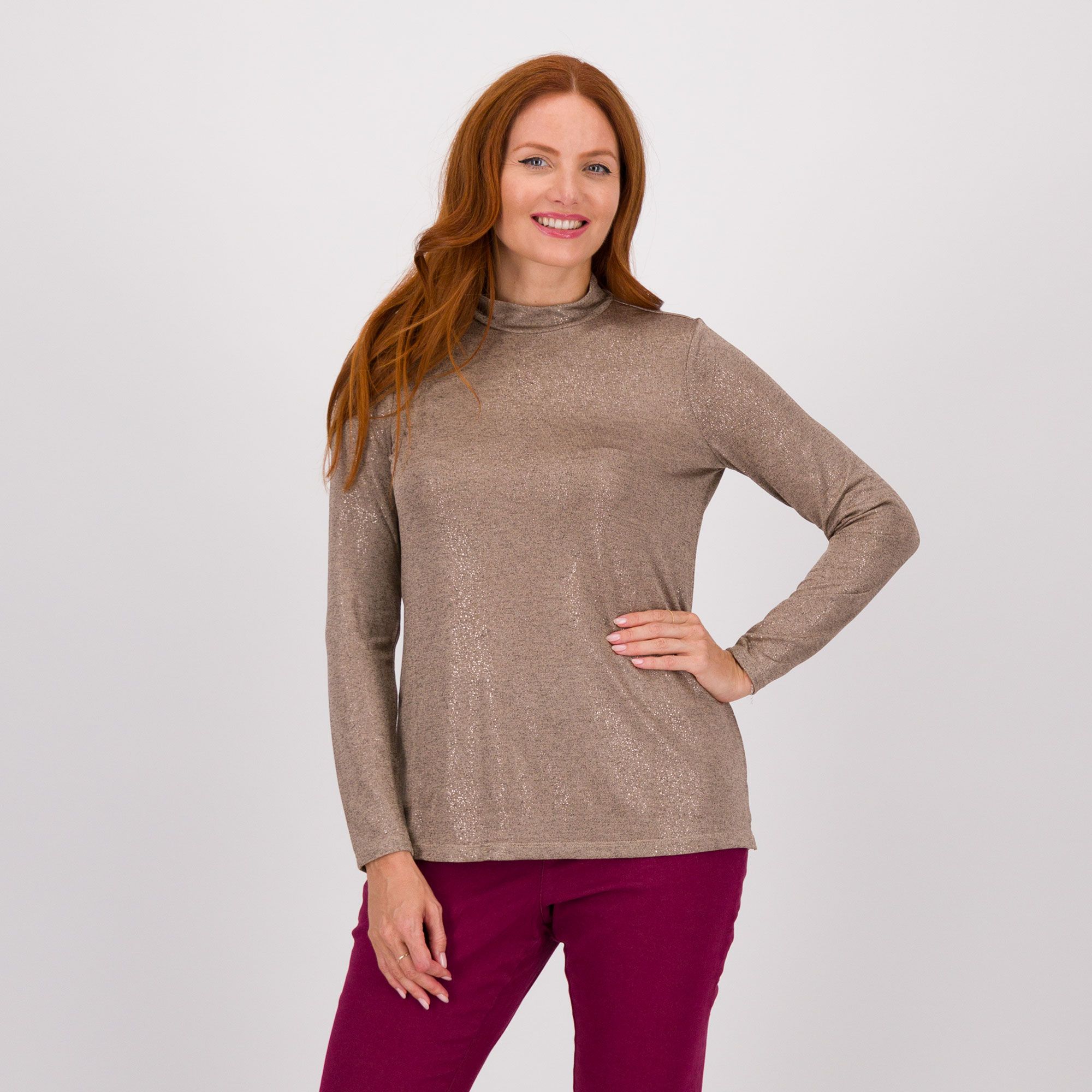 Nina Leonard
Maglia in jersey lamé
collo a lupetto
e spacchetti al fondo