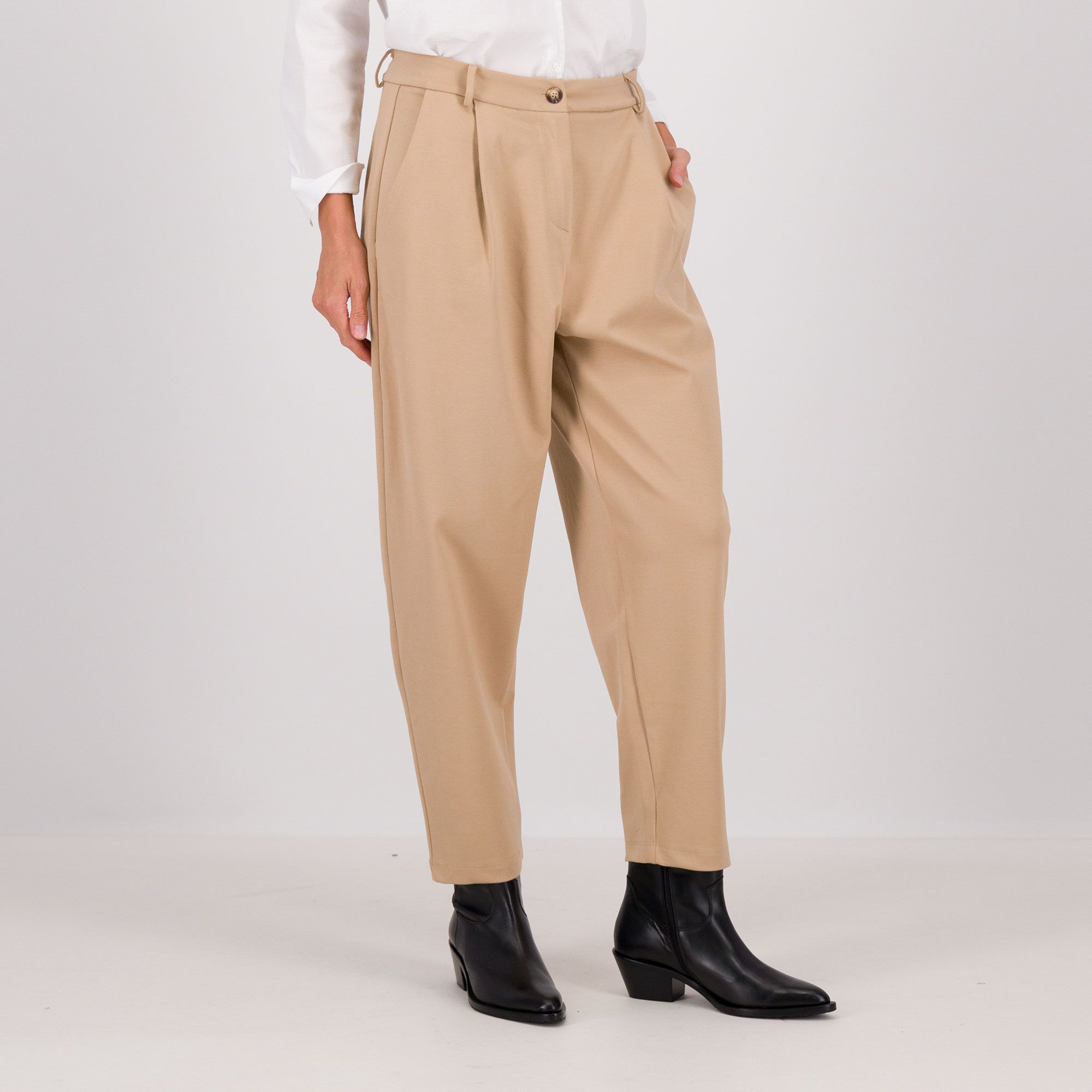 Lucrezia Sciortino
Pantaloni
in punto Milano
con pince