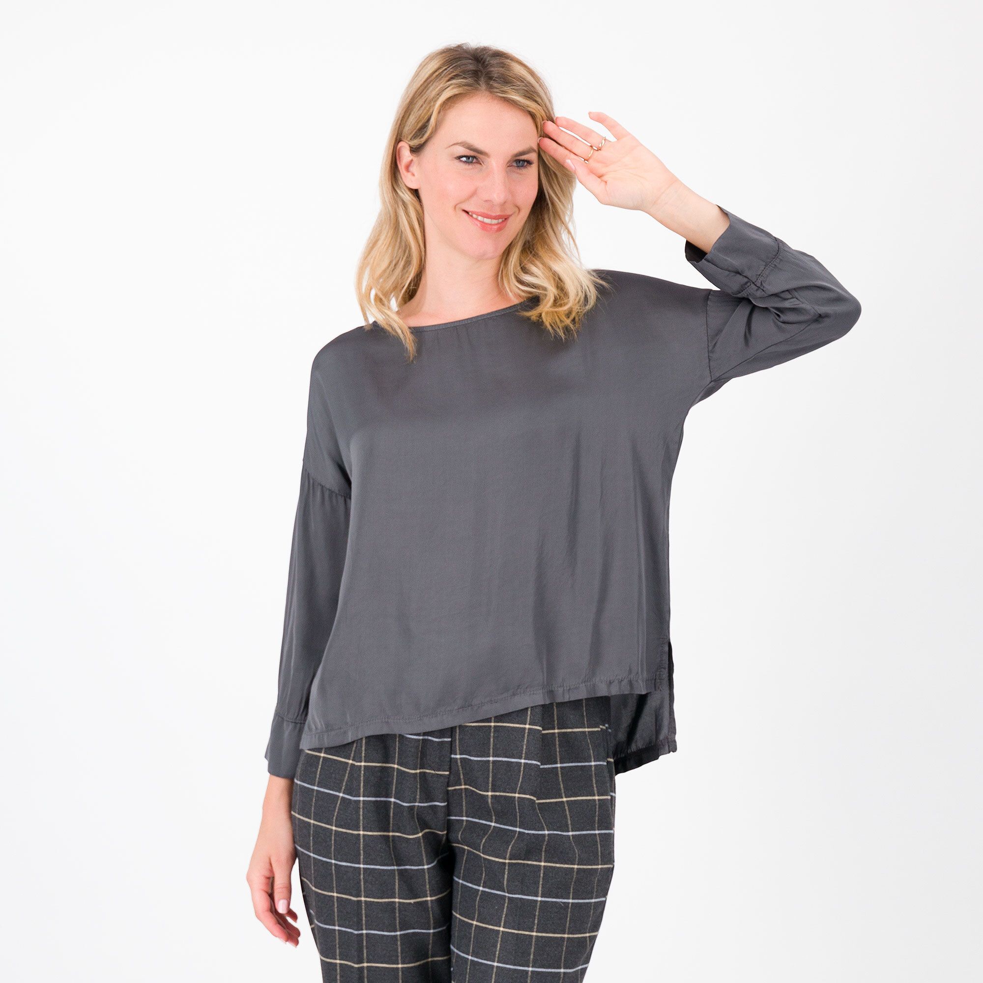 Enjoy
Blusa in raso di
viscosa con spacchi
laterali