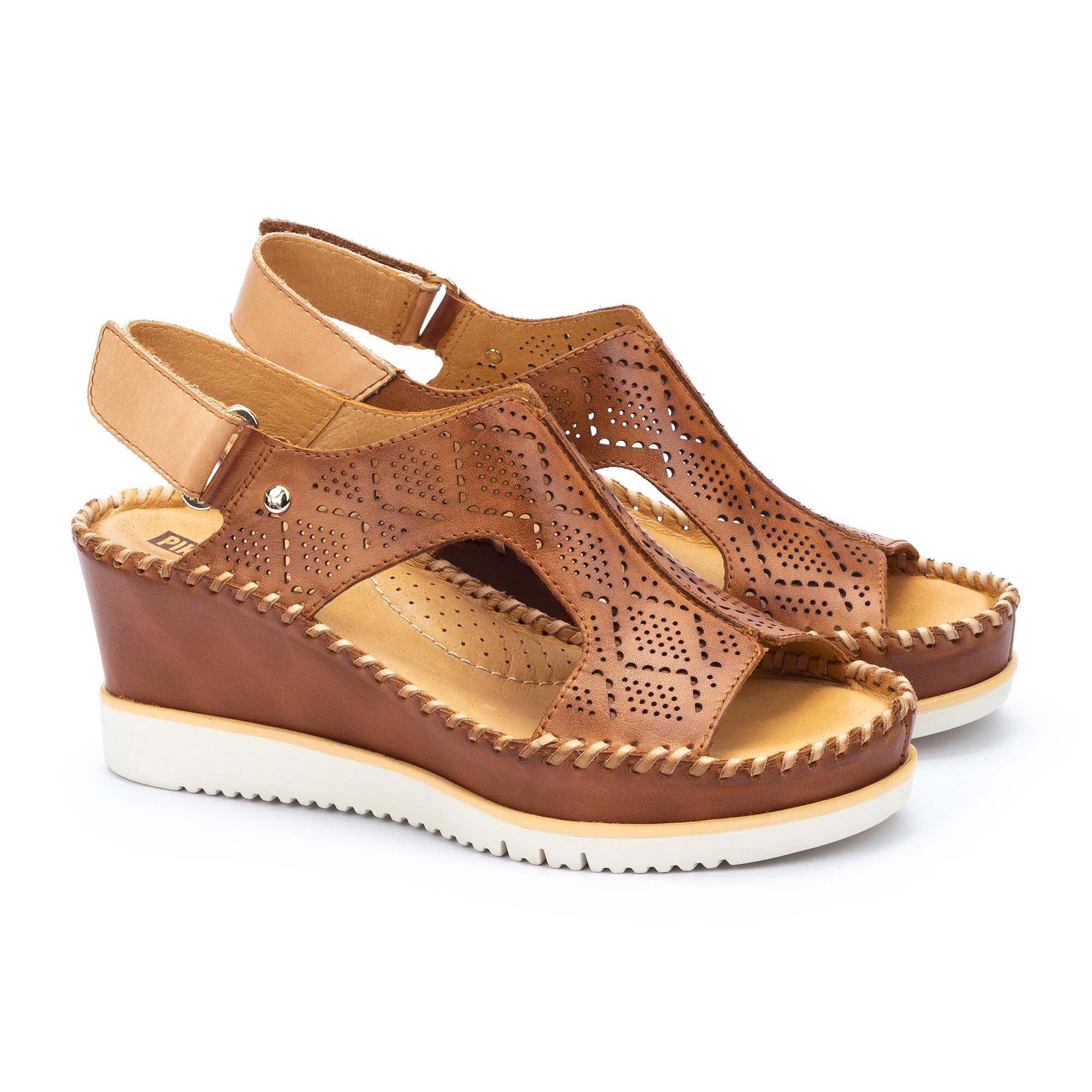 Pikolinos
Sandali in pelle a T
con tomaia traforata
e zeppa 7 cm