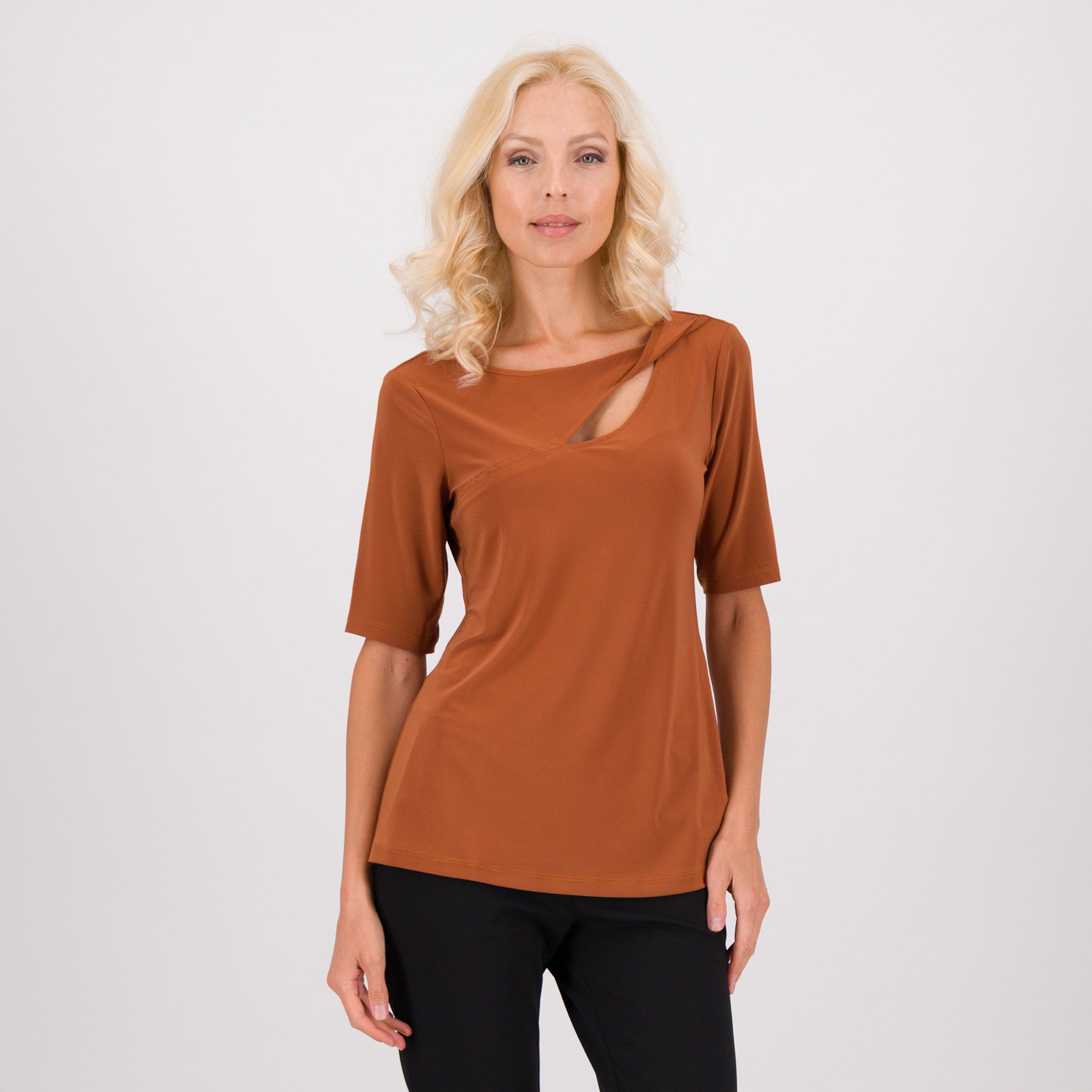 Nina Leonard
Maglia con apertura
sotto allo scollo
e maniche al gomito