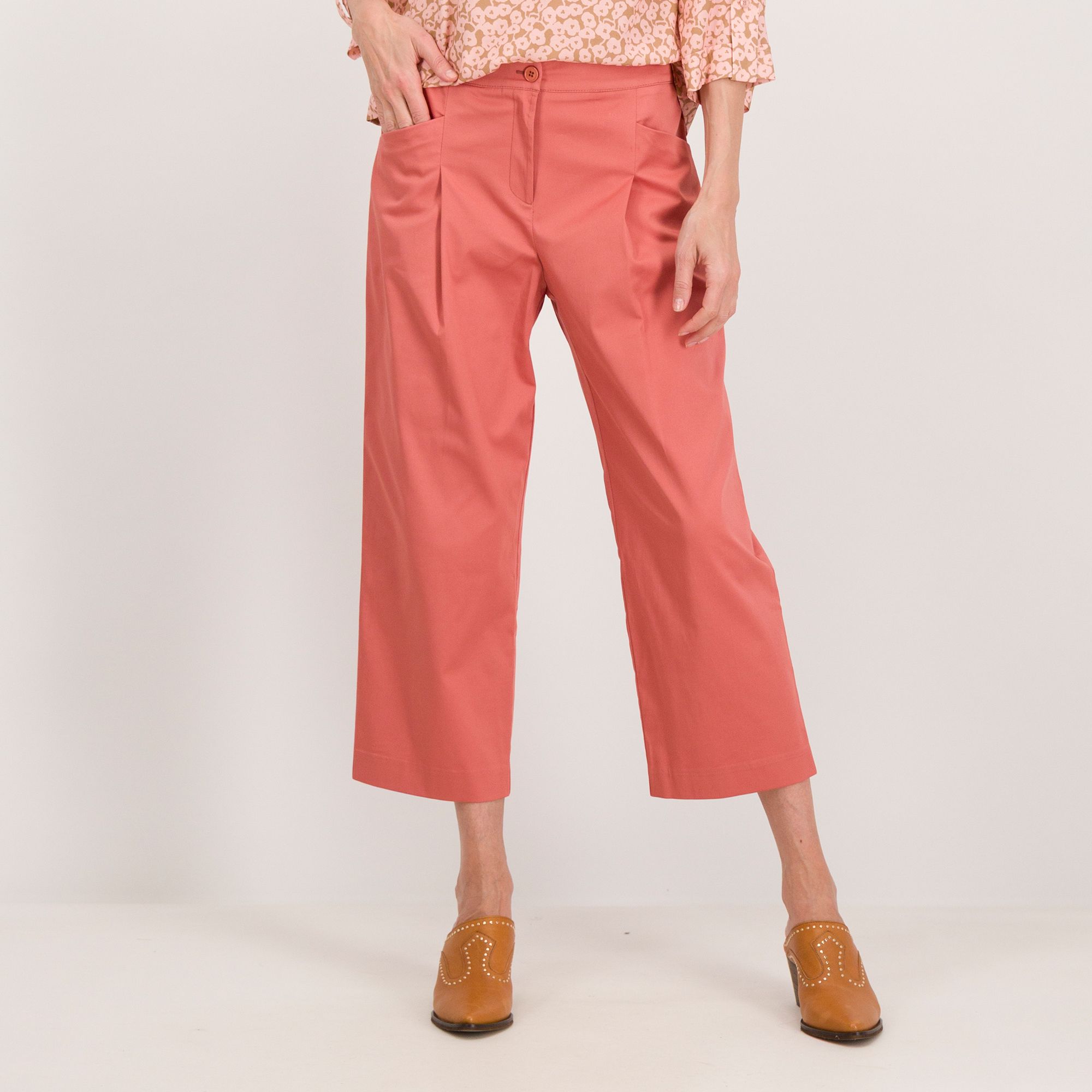 Olly Doo
Pantaloni cropped
con piega e tasche
davanti