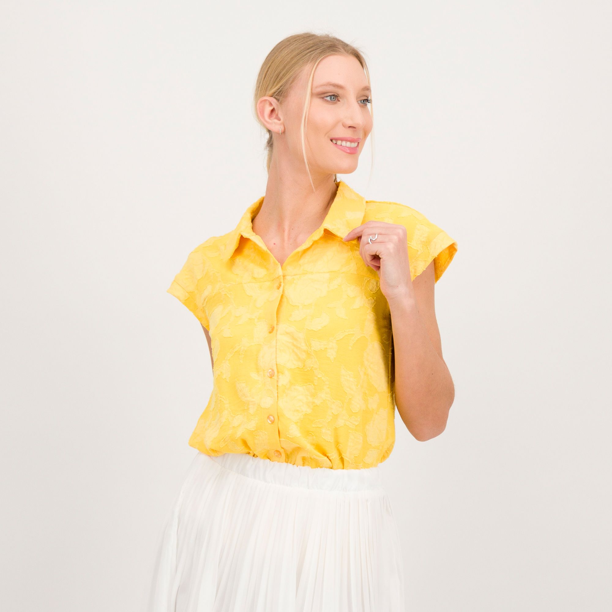 Nina Leonard
Camicia manica corta
in tessuto jacquard
con disegno floreale