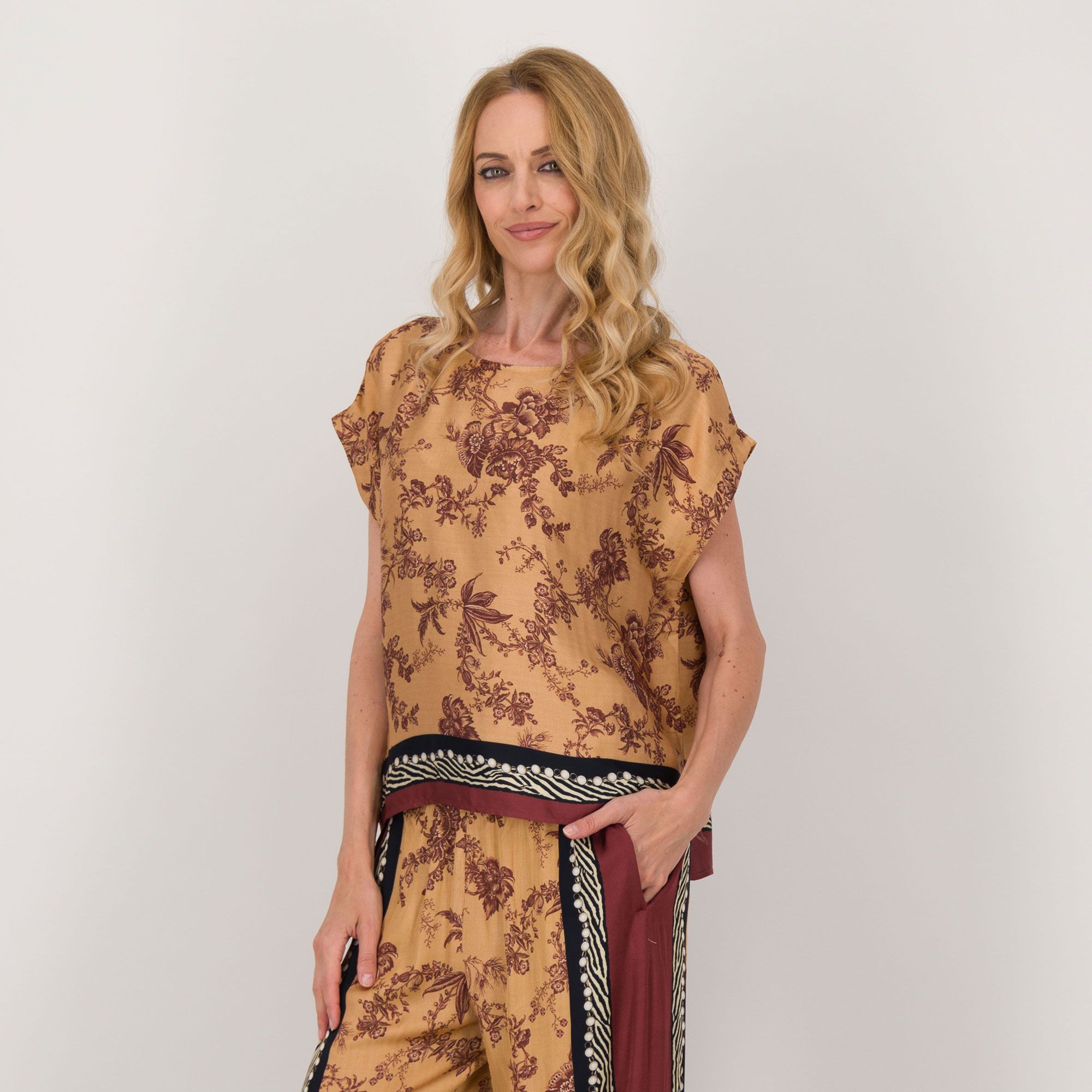 Oltre
Blusa 
fantasia
a maniche corte