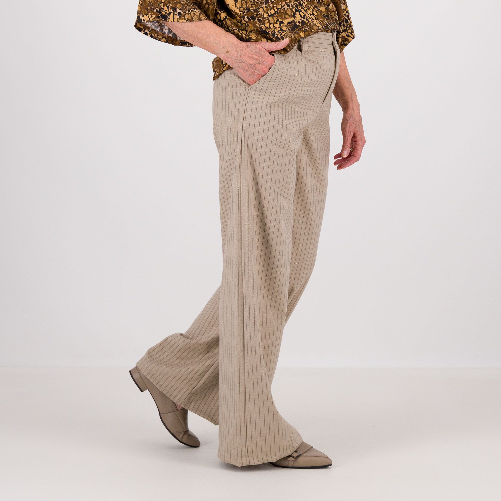 Enjoy
Pantaloni ampi in
mano lana gessato
con lamé